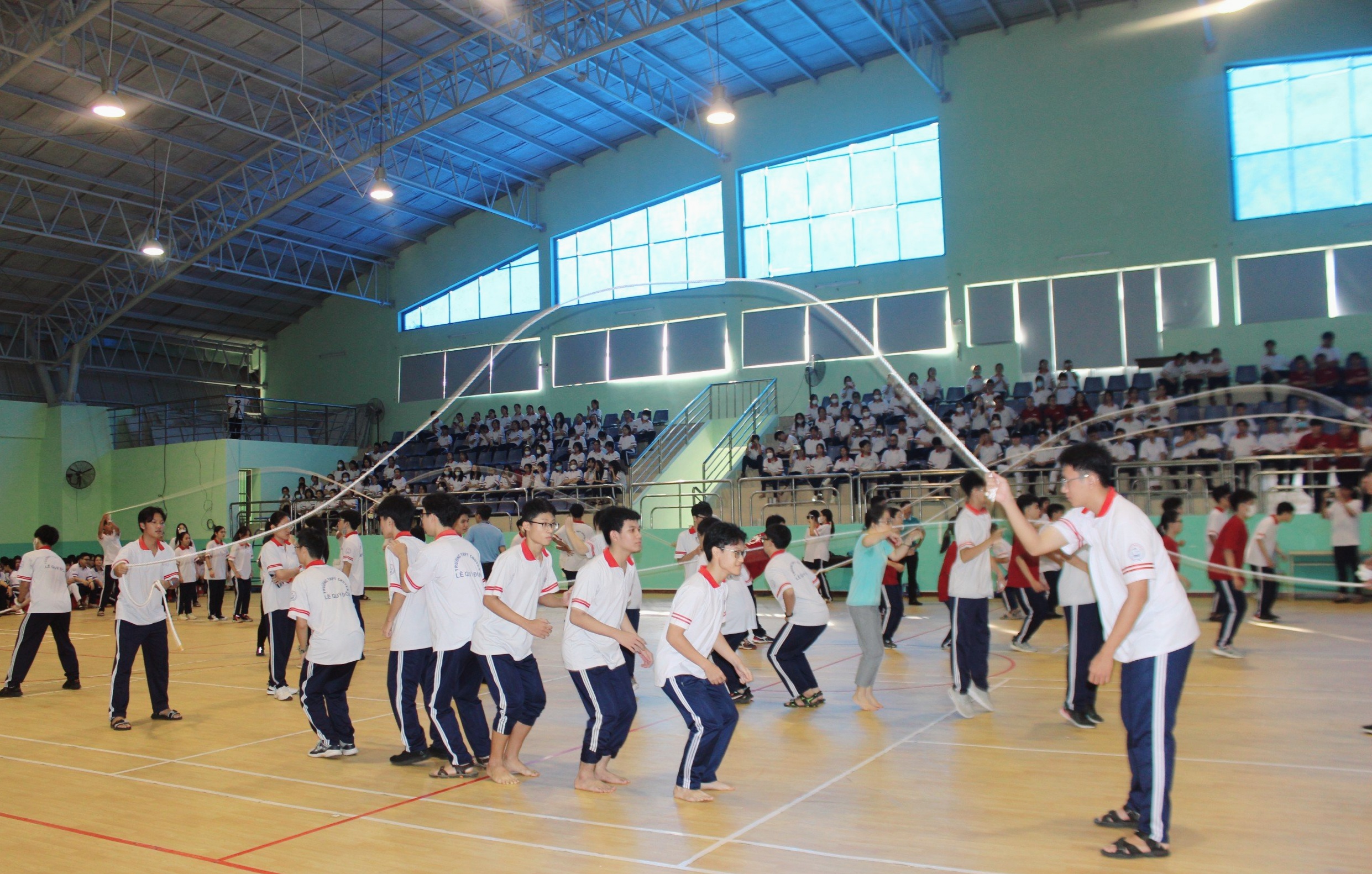 GV hào hứng tham gia thi nhảy dây tập thể.