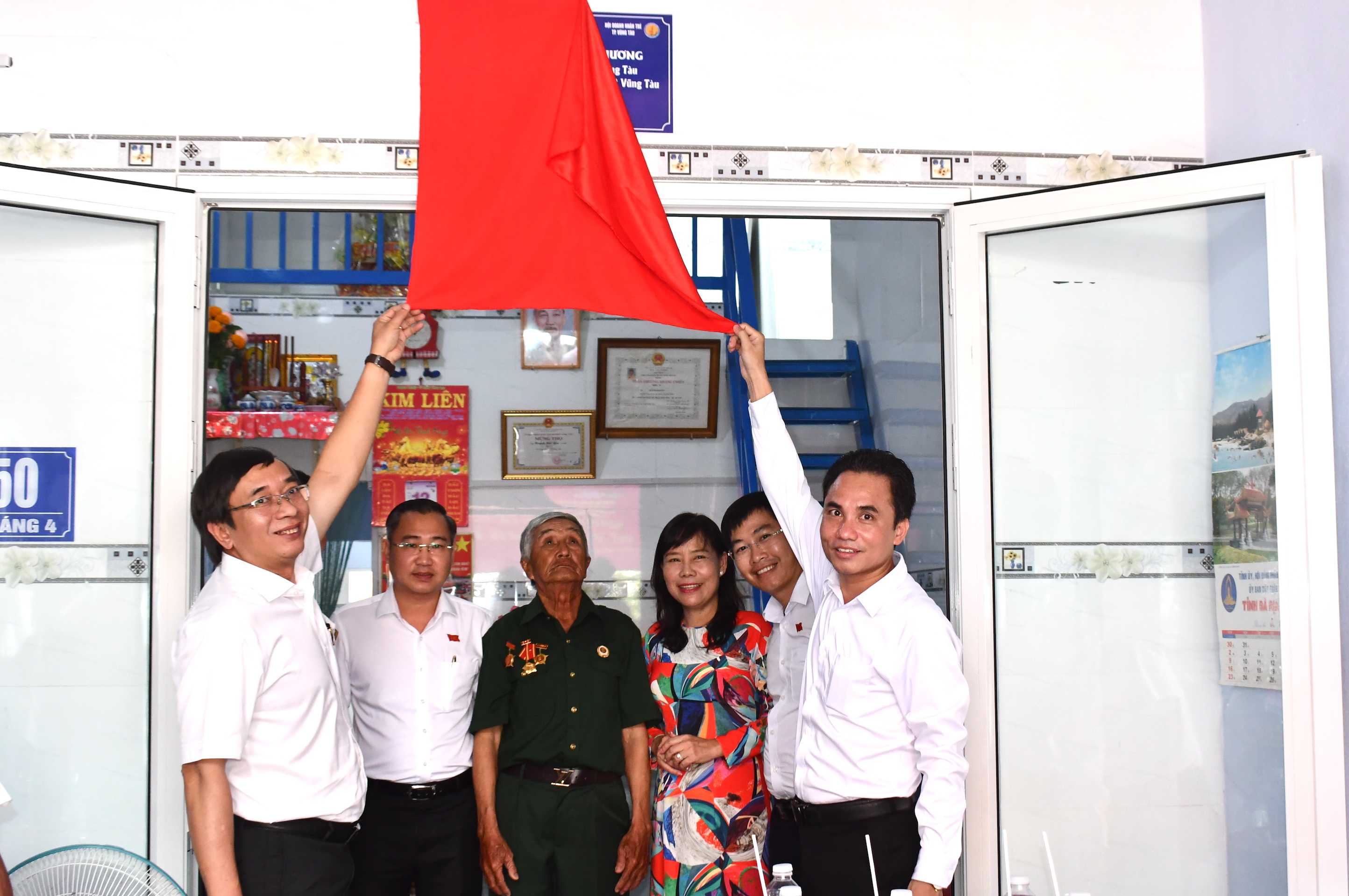 Ông Trương Đức Nghĩa, Phó Tổng Biên tập Báo Bà Rịa - Vũng Tàu, ông Trịnh Đình Cường, Chủ tịch Hội Doanh nhân Trẻ TP. Vũng Tàu thực hiện nghi thức bàn giao 