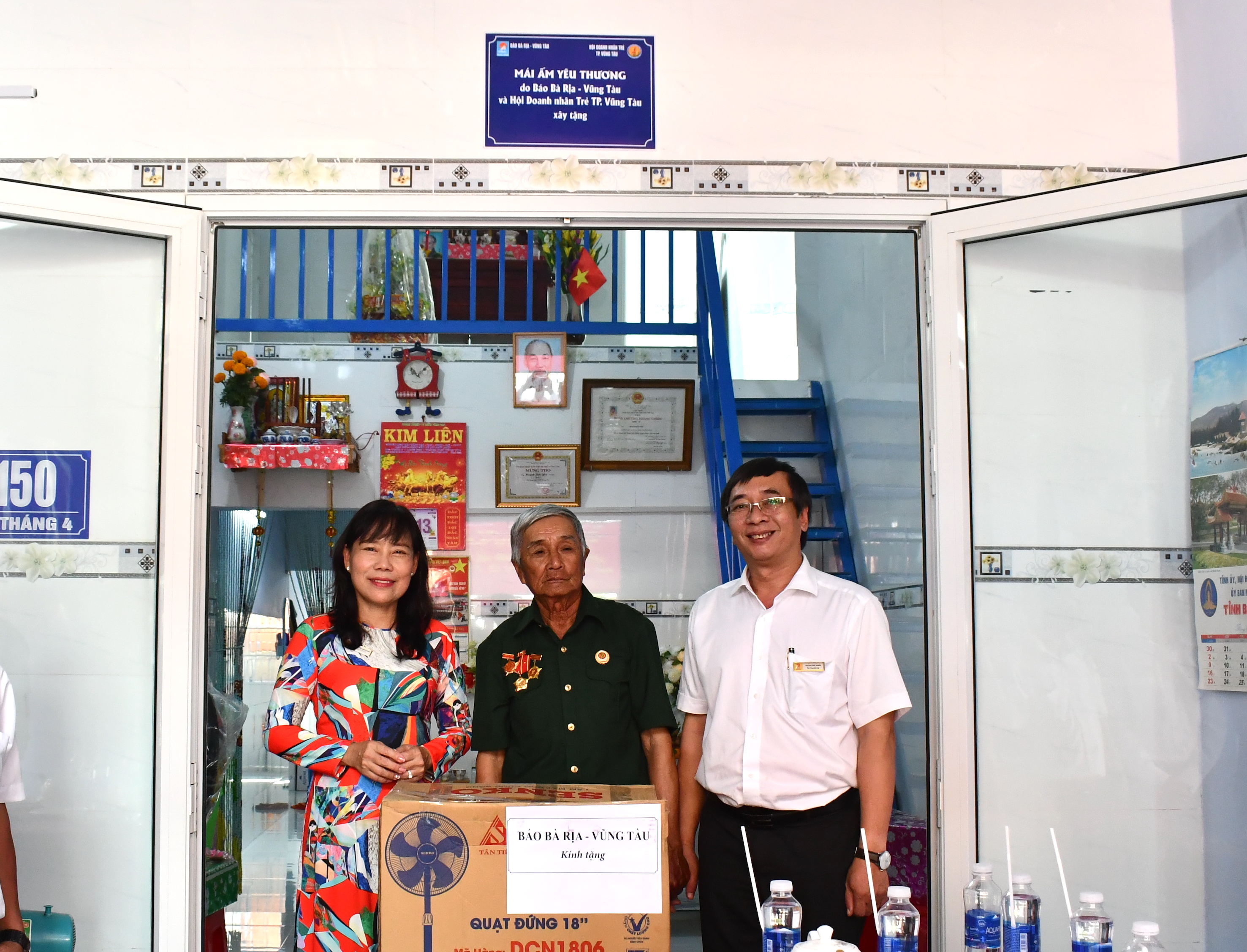 Bà Đỗ Nguyễn Hoàng Dung, Quyền Tổng Biên tập Báo Bà Rịa-Vũng Tàu và ông Trương Đức Nghĩa, Phó Tổng Biên tập Báo Bà Rịa - Vũng Tàu trao quà hỗ trợ đến ông Huỳnh Hải Yên.