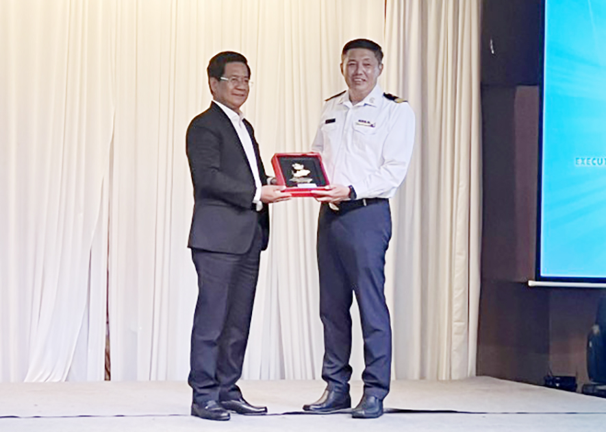 Thay mặt đoàn công tác tỉnh Bà Rịa-Vũng Tàu, ông Bùi Chí Thành, Chủ tịch Ủy ban MTTQ Việt Nam tỉnh tặng quà lưu niệm cho đại diện Tổng cục Du lịch Thái Lan tại Phuket