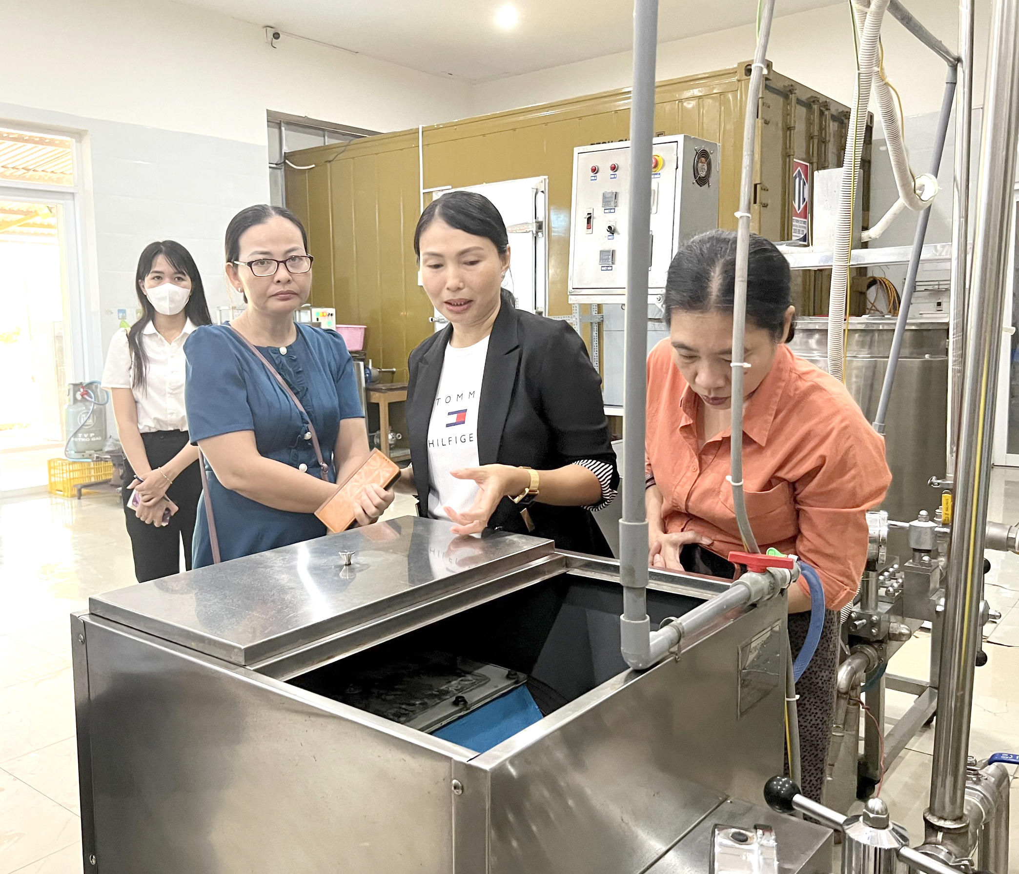 Đoàn nghiệm thu chương trình hỗ trợ ứng dụng thiết bị máy móc tiên tiến của Trung tâm Khuyến công và tư vấn phát triển công nghiệp tỉnh nghiệm thu tại công ty TNHH thực phẩm Long Phước (TP.Bà Rịa).