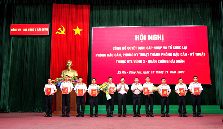 Lãnh đạo Bộ Tư lệnh Vùng 2 Hải quân trao Quyết đinh sáp nhập Phòng Hậu cần - Kỹ thuật và các chức danh lãnh đạo.