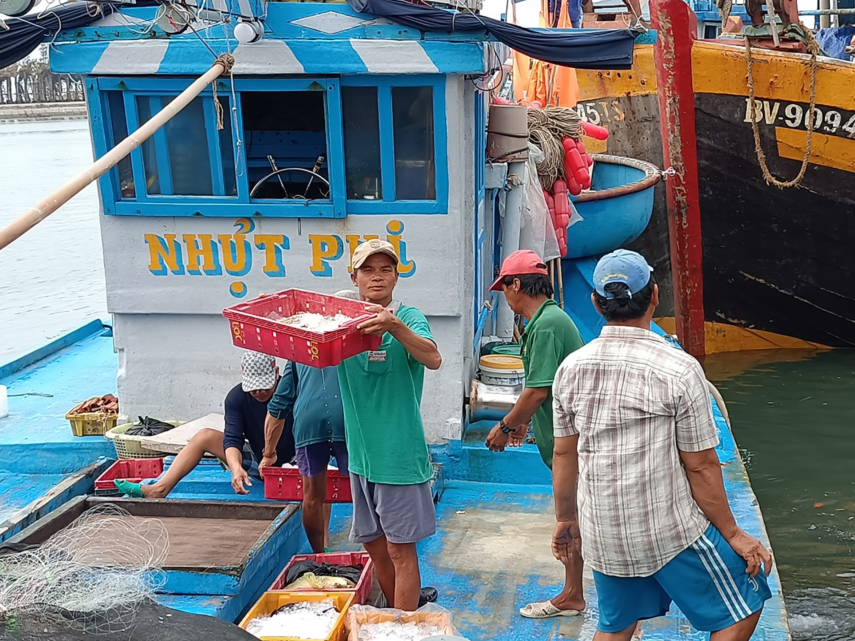  Ngư dân tại Cảng Lộc An (huyện Đất Đỏ) đưa cá lên bờ sau chuyến đi biển dài ngày.