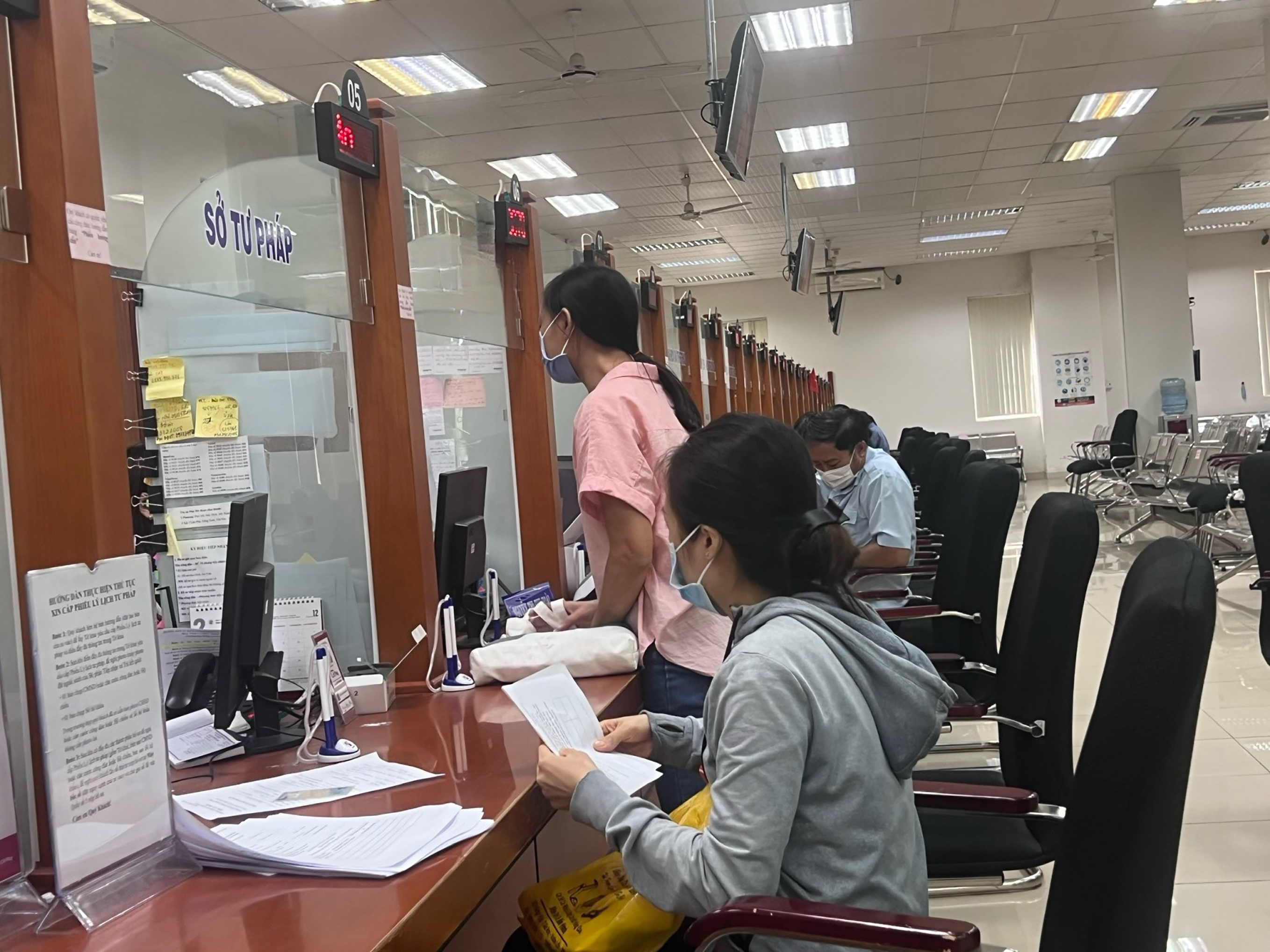 Người dân làm thủ tục hành chính tư pháp tại Trung tâm hành chính công tỉnh.