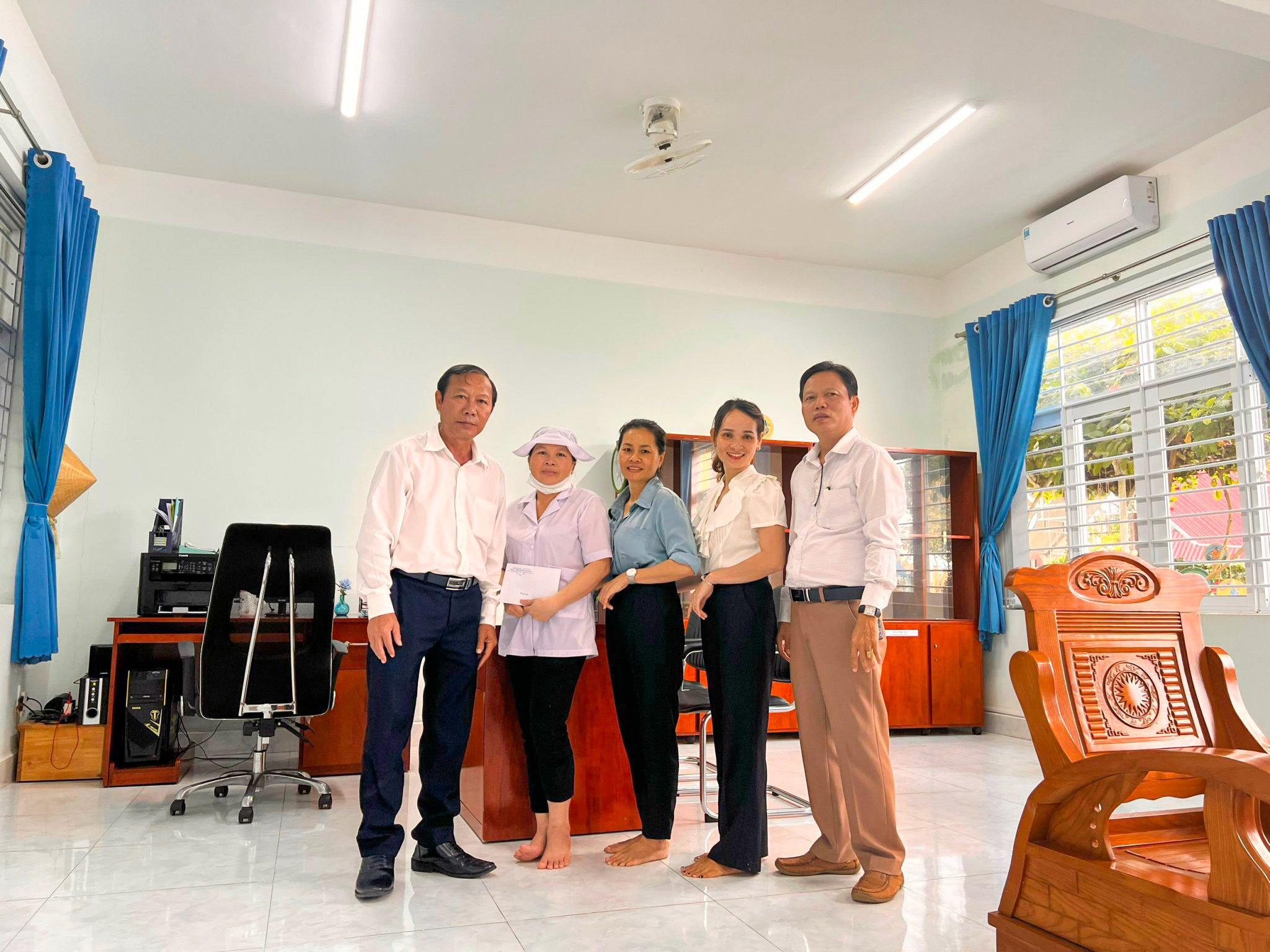 Đại diện lãnh đạo Phòng GD-ĐT và Ban  Giám hiệu Trường MN Họa Mi (TT.Ngãi Giao) đến thăm, tặng quà cô Bùi Thị Kim Liên, nhân viên của nhà trường. Ảnh: ĐINH HÙNG
