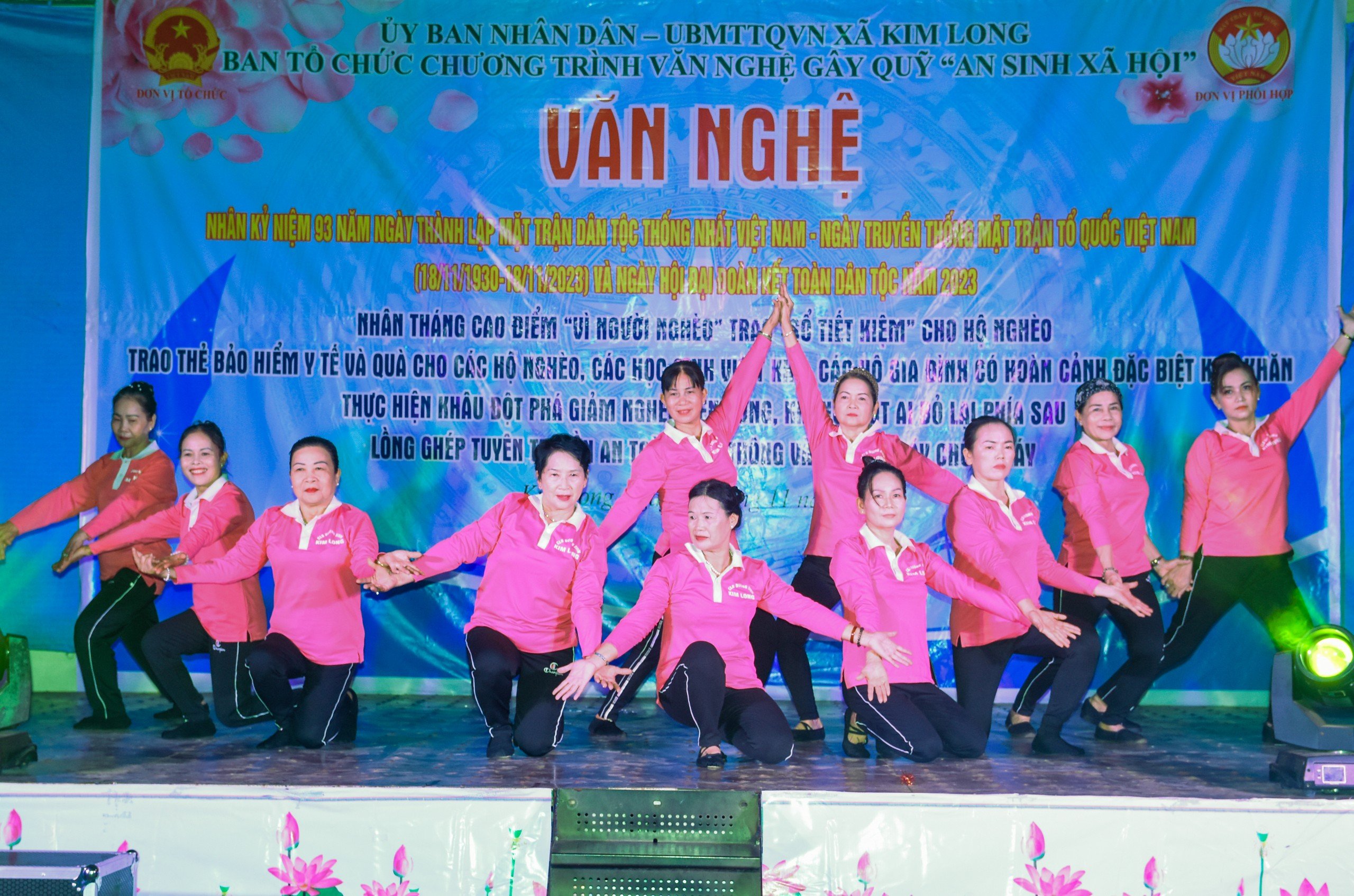 Đêm văn nghệ với hơn 10 tiết mục vui tươi, tạo không khí sôi nổi cho người dân trên địa bàn.