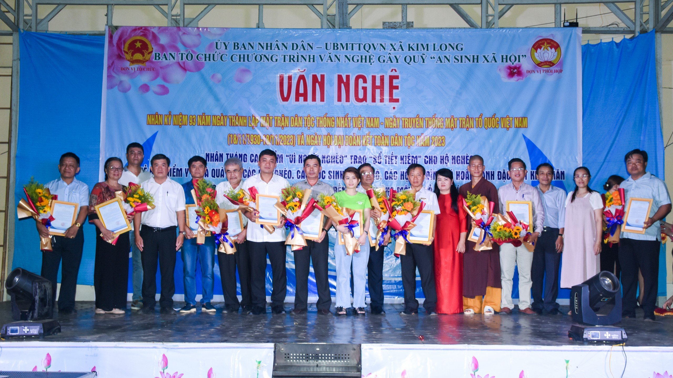 Ban tổ chức tặng hoa, trao thư cảm ơn đến nhà tài trợ.