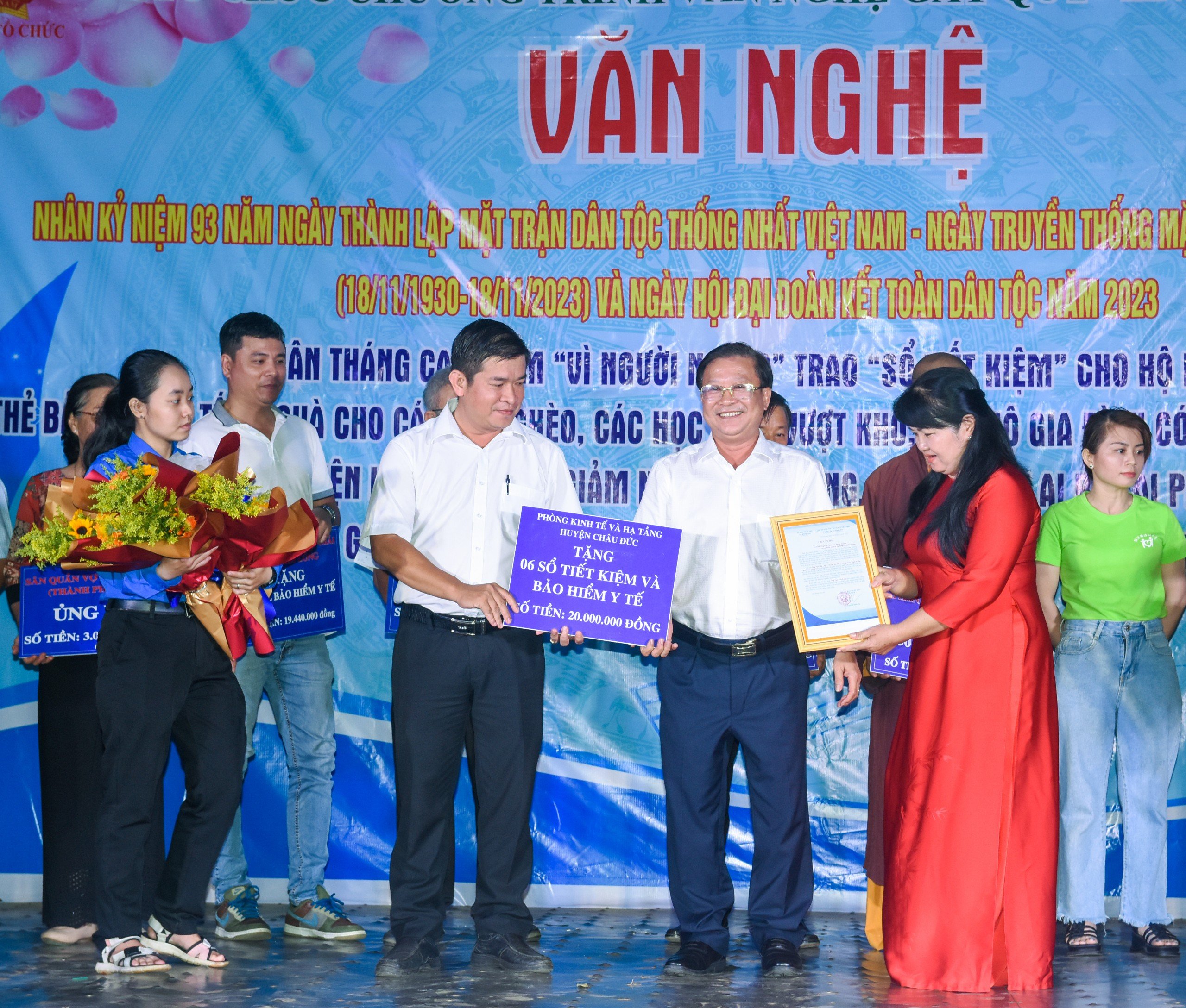 Ông Ngô Văn Luận – huyện ủy viên, Trưởng phòng Kinh tế và hạ tầng – đại diện phòng KT-HT lên trao séc tượng trưng sổ tiết kiệm cho hộ nghèo và bảo hiểm y tế trị giá 20.000.000 cho đại diện UBND xã