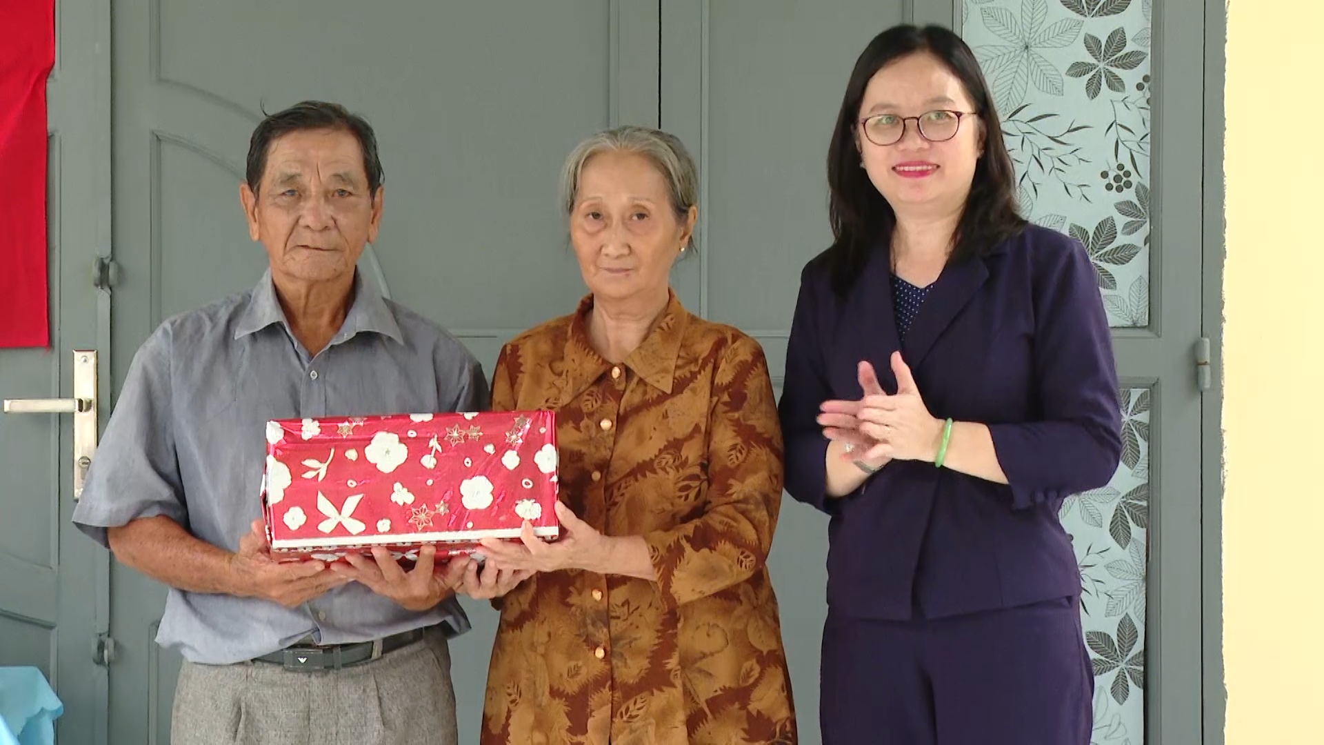 Bà Nguyễn Minh Hoàng, Bí thư Đảng uỷ phường Long Toàn tặng quà cho hộ bà Đoàn Thị Thái Thanh