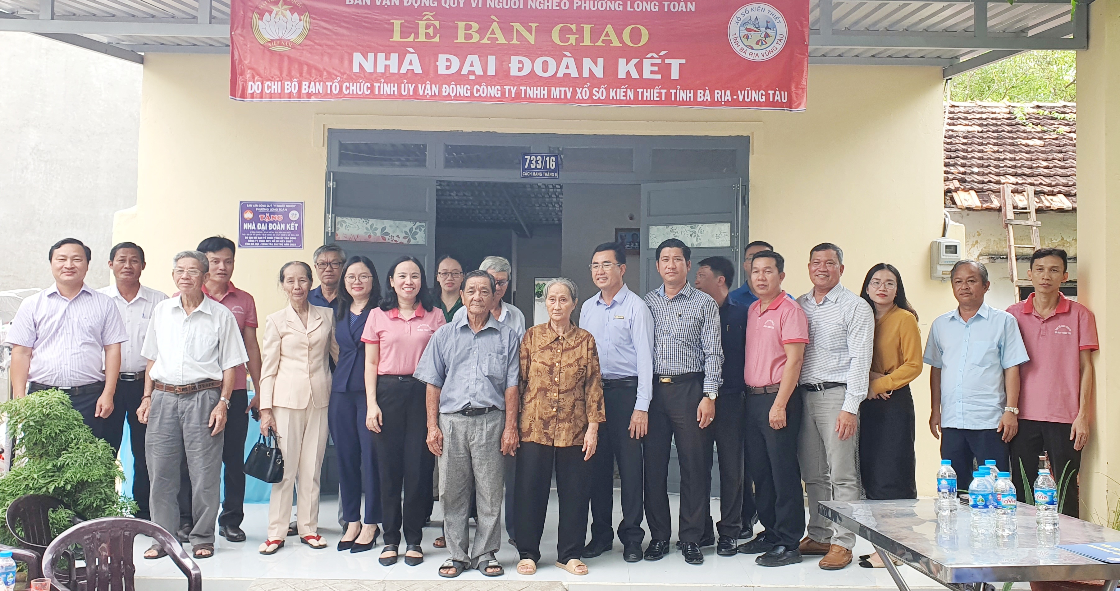 công trình thể hiện sự quan tâm, giúp đỡ của Chi bộ Ban Tổ chức Tỉnh uỷ và các nhà tài trợ với gia đình người có công với cách mạng, hộ nghèo khó khăn về nhà ở trên địa bàn tỉn