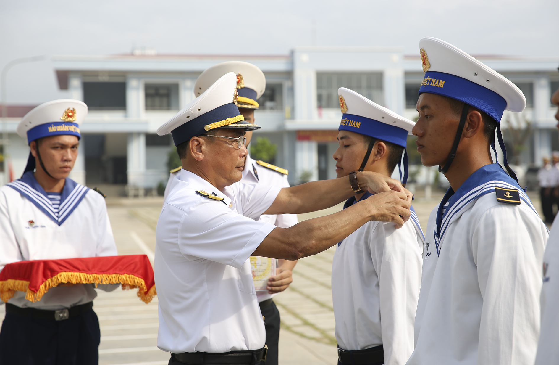 Lãnh đạo Trung tâm Huấn luyện Vùng 2 Hải quân gắn quân hàm cho các học viên.
