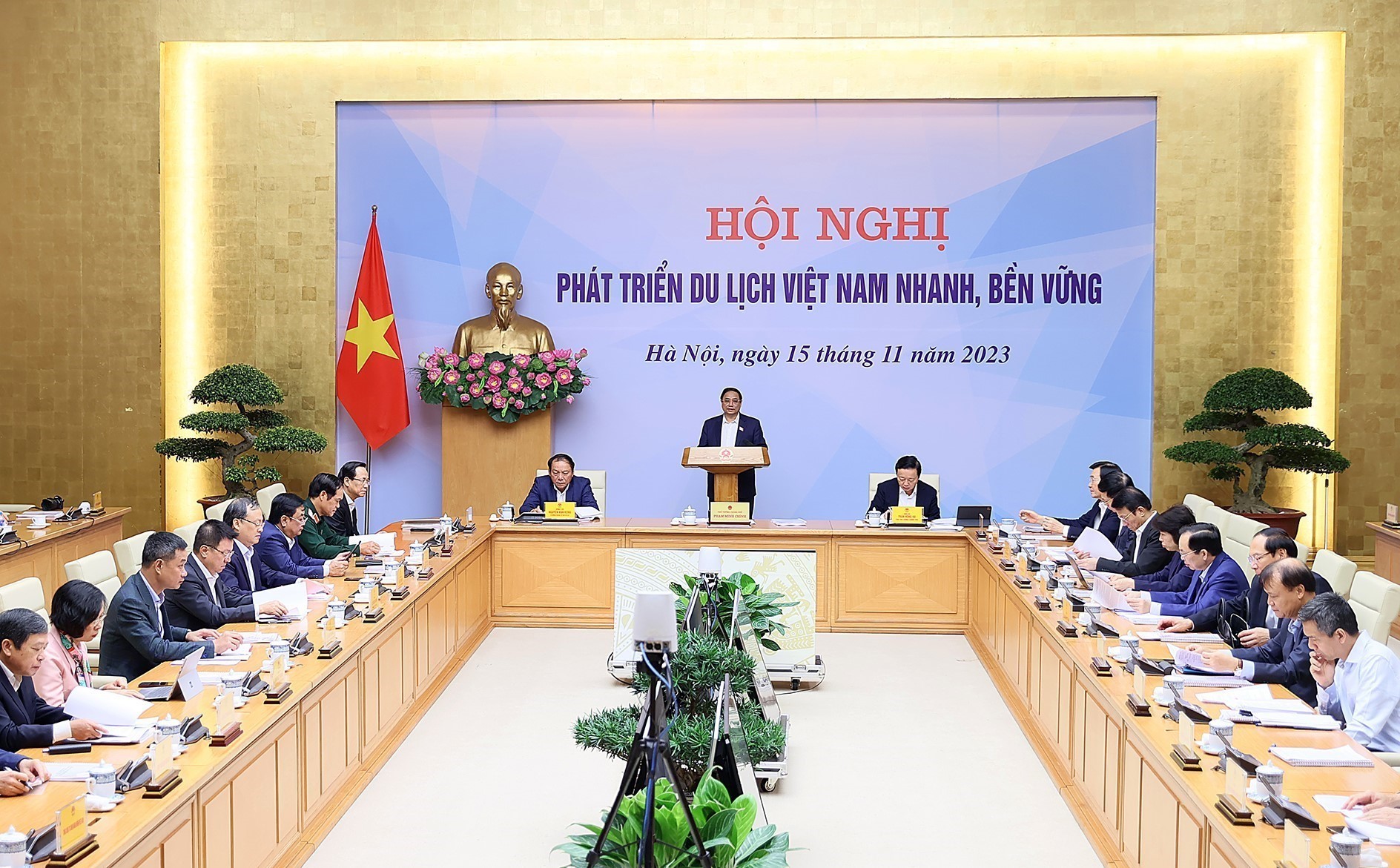 Thủ tướng Chính phủ Phạm Minh Chính chủ trì “Hội nghị phát triển du lịch Việt Nam nhanh, bền vững” tại trụ sở Văn phòng Chính phủ.