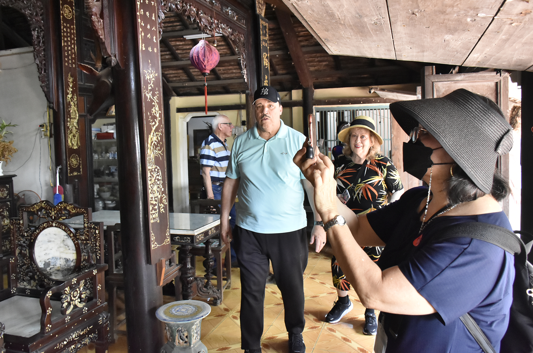 Du khách tham quan, tìm hiểu nhà cổ Nguyễn Hoàng (TT.Long Điền, huyện Long Điền).