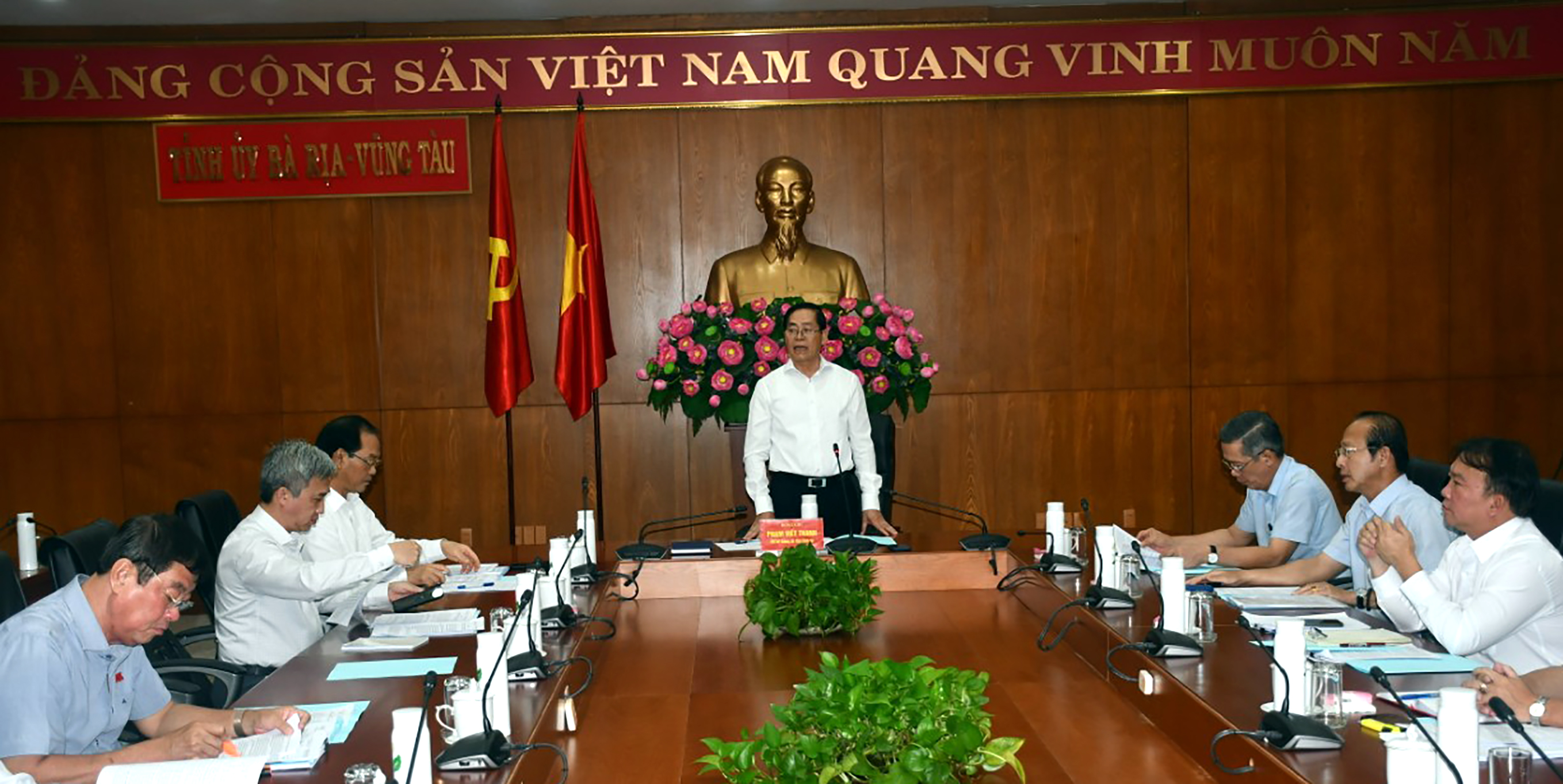 Ông Phạm Viết Thanh, Ủy viên Trung ương Đảng, Bí thư Tỉnh ủy, Chủ tịch HĐND tỉnh phát biểu kết luận giao ban.