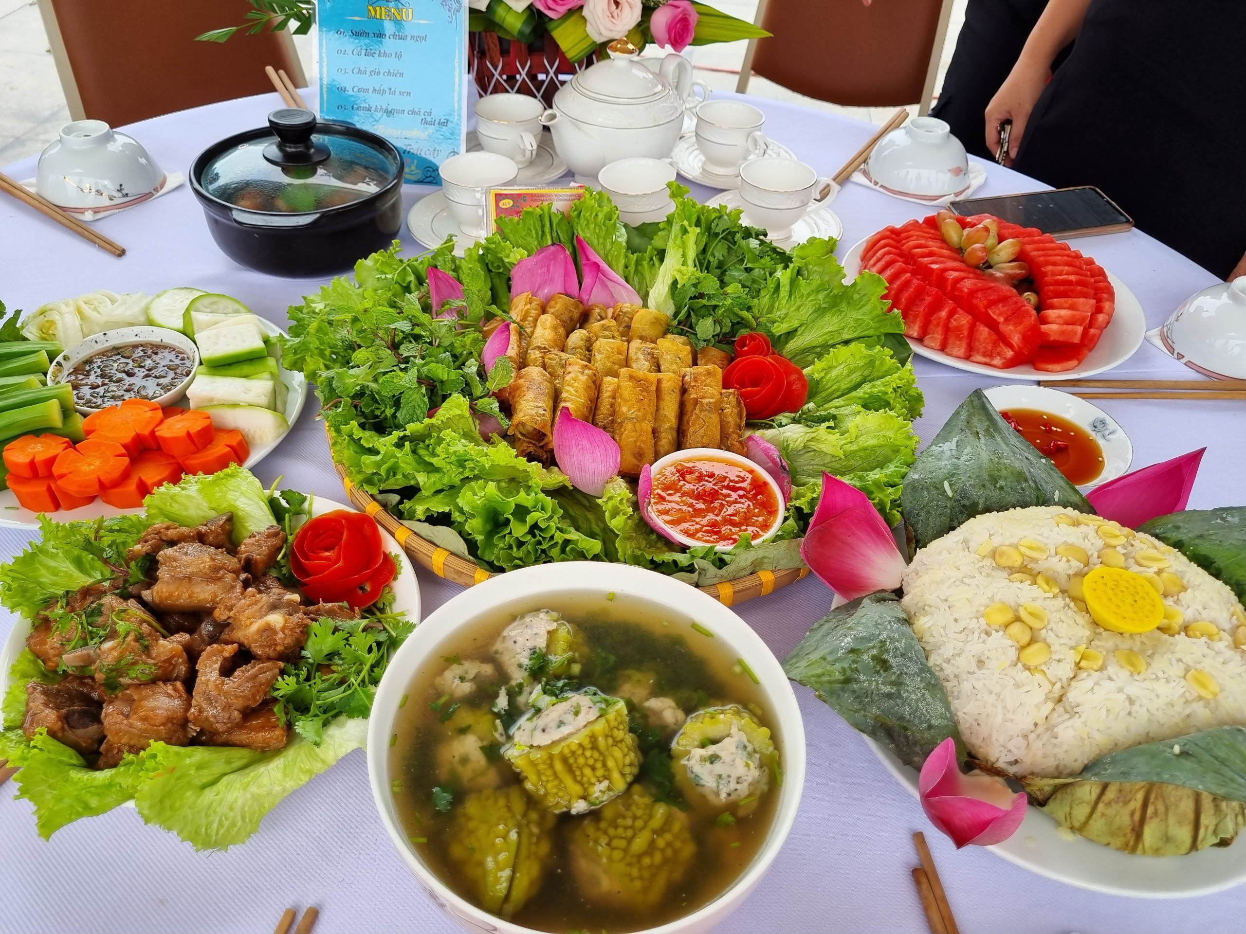Một mâm cơm đoàn kết màu sắc, đủ dinh dưỡng.