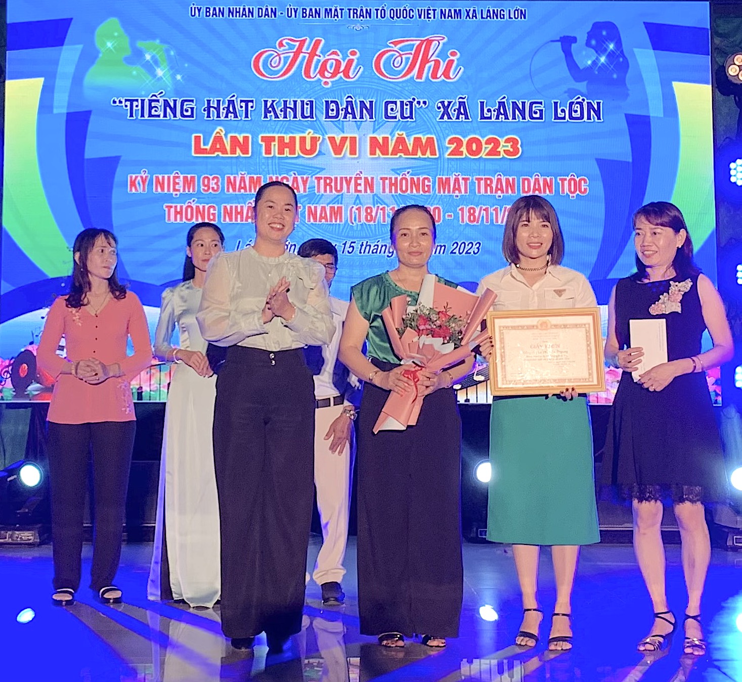 Bà Nguyễn Thị Thiên Mai, Giám đốc Trung tâm VH - TT - TT huyện Châu Đức trao giải Nhất cho đội thi xã Sông Xoài 3.