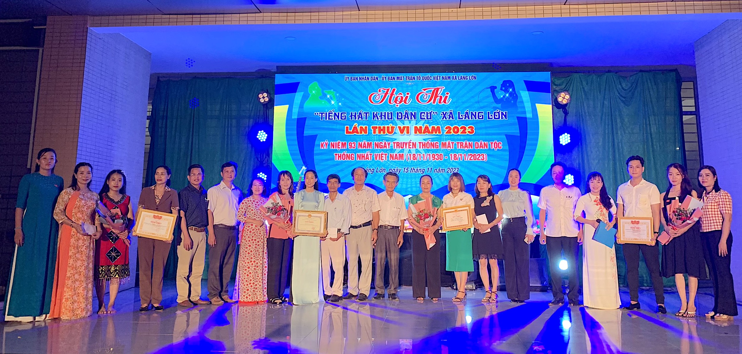 Ban tổ chức trao giải cho các đội thi.