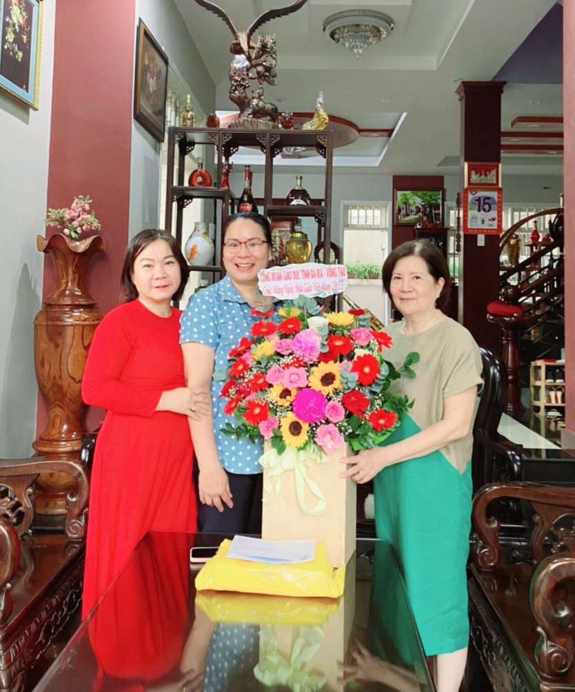 Đại diện Sở GD-ĐT và Công đoàn ngành giáo dục tỉnh thăm cô Trần Thị Yến, nguyên Phó Giám đốc Sở GD-ĐT.