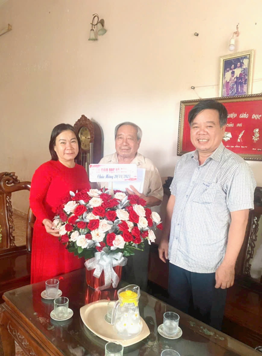 Lãnh đạo Sở GD-ĐT và Công đoàn ngành thăm hỏi thầy Phan Châu Phi, nguyên Giám đốc Sở GD-ĐT.