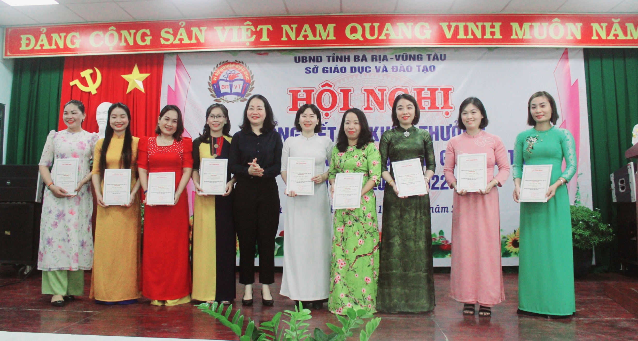 Cô Huỳnh Thị Bích Tuyền (thứ 2 từ phải sang) được công nhận là  GV dạy giỏi cấp tỉnh.