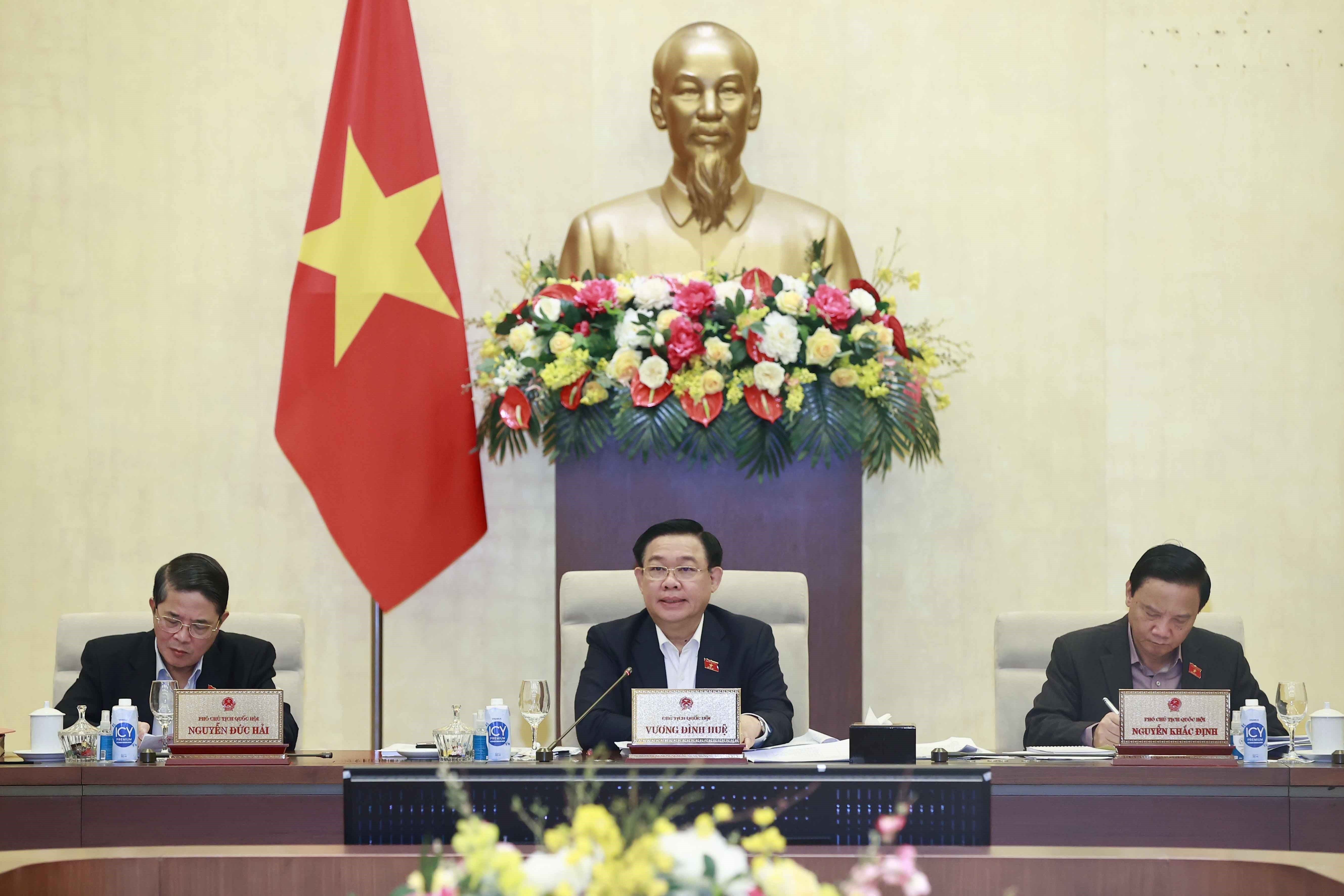 Chủ tịch Quốc hội Vương Đình Huệ phát biểu kết luận tại phiên họp. Ảnh: DOÃN TẤN