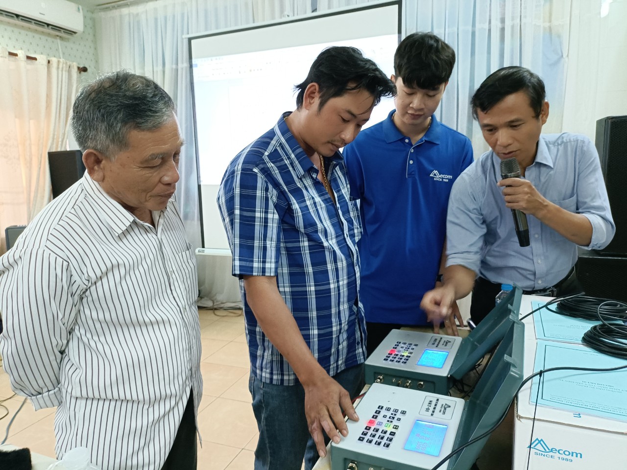 Đại diện Công ty CP Thiết bị hàng hải MECOM hướng dẫn ngư dân sử dụng hệ thống nhật ký khai thác điện tử.