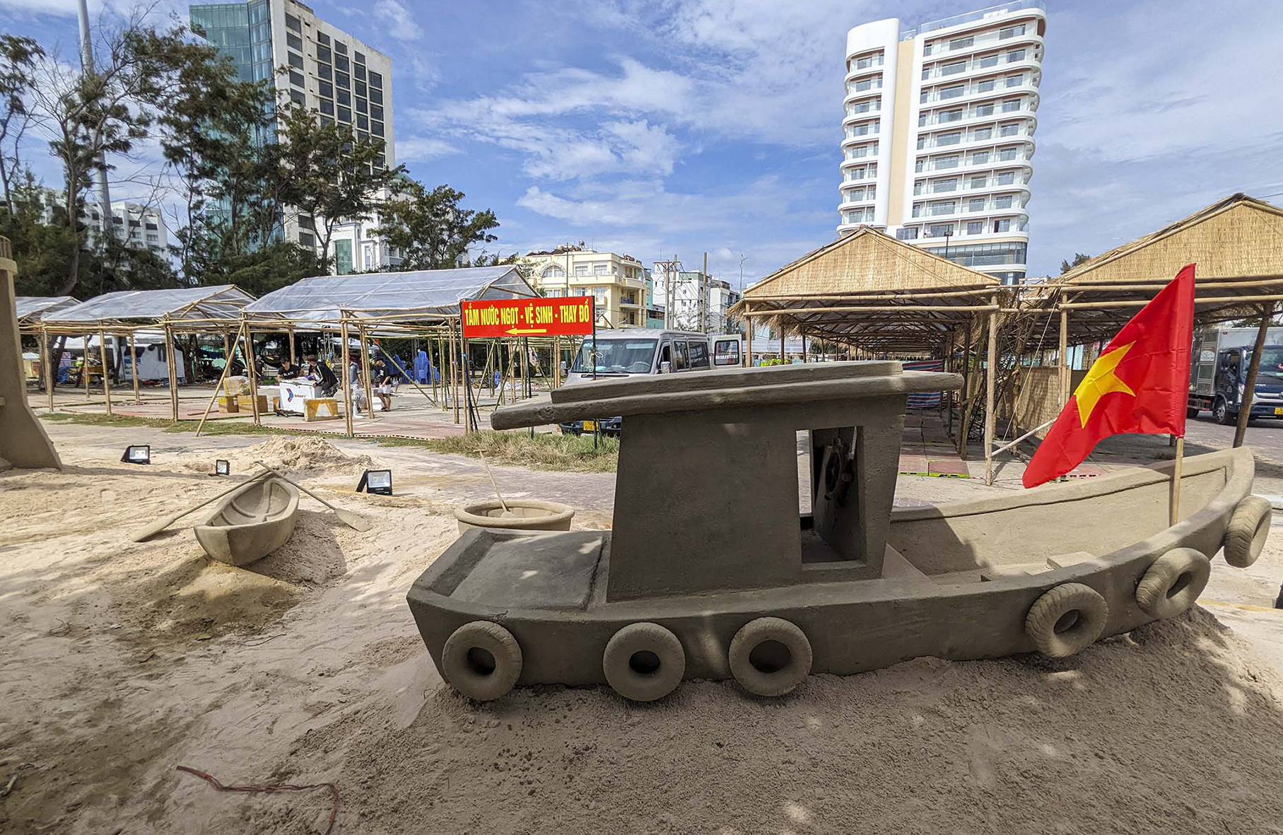 Tiểu cảnh tượng cát check in tại KDL San Hô Xanh.