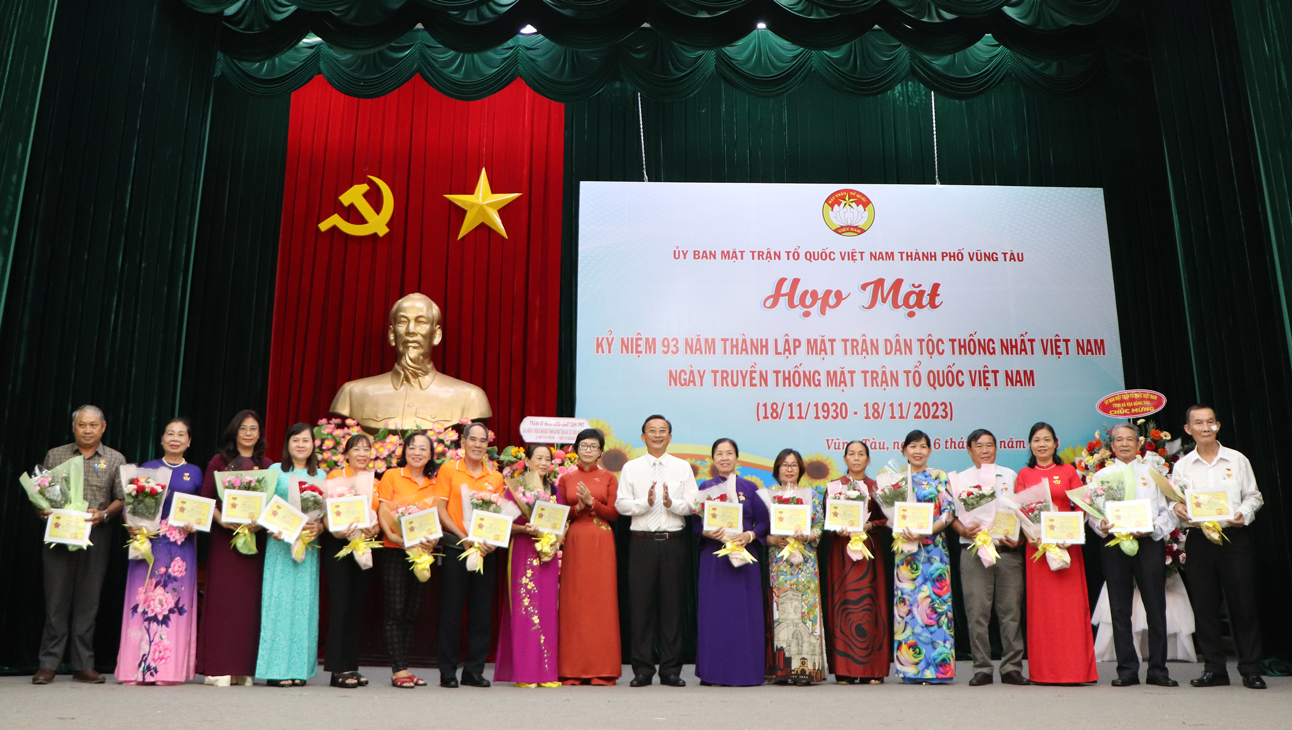 Ông Lê Hồng Ngọc, Phó Chủ tịch UBMTTQ Việt Nam tỉnh; bà Lê Thị Thanh Bình, Phó Bí thư Thường trực Thành ủy, Chủ tịch HĐND TP.Vũng Tàu trao Kỷ niệm chương Vì sự nghiệp Đại đoàn kết toàn dân tộc đến các cá nhân.