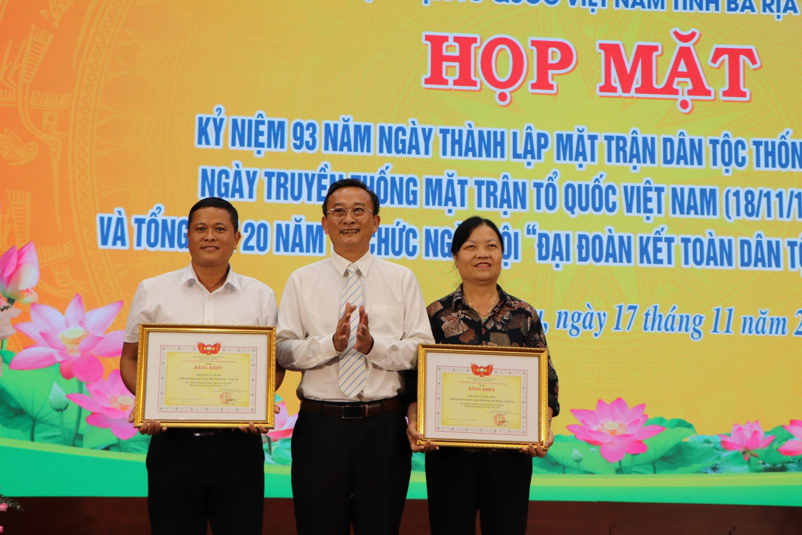 Ông Lê Hồng Ngọc, Phó Chủ tịch UBMTTQ Việt Nam tỉnh trao Bằng khen của Ủy ban Trung ương MTTQ Việt Nam cho 2 tập thể có thành tích xuất sắc trong 20 năm tổ chức Ngày hội “Đại đoàn kết toàn dân tộc” giai đoạn 2003 - 2023.