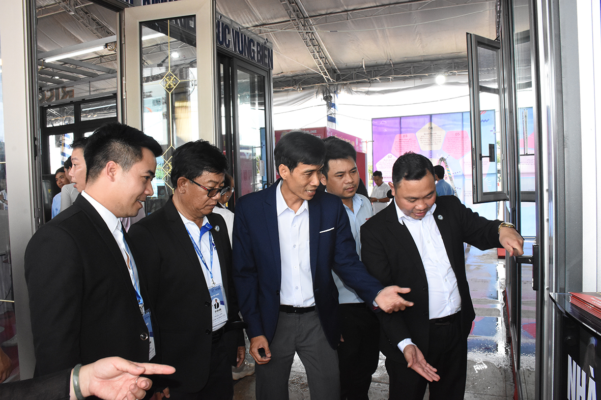 Các đại biểu tham quan gian hàng triển lãm cửa của Công ty CP kỹ thuật cửa Huynh Đệ (TP.Vũng Tàu).