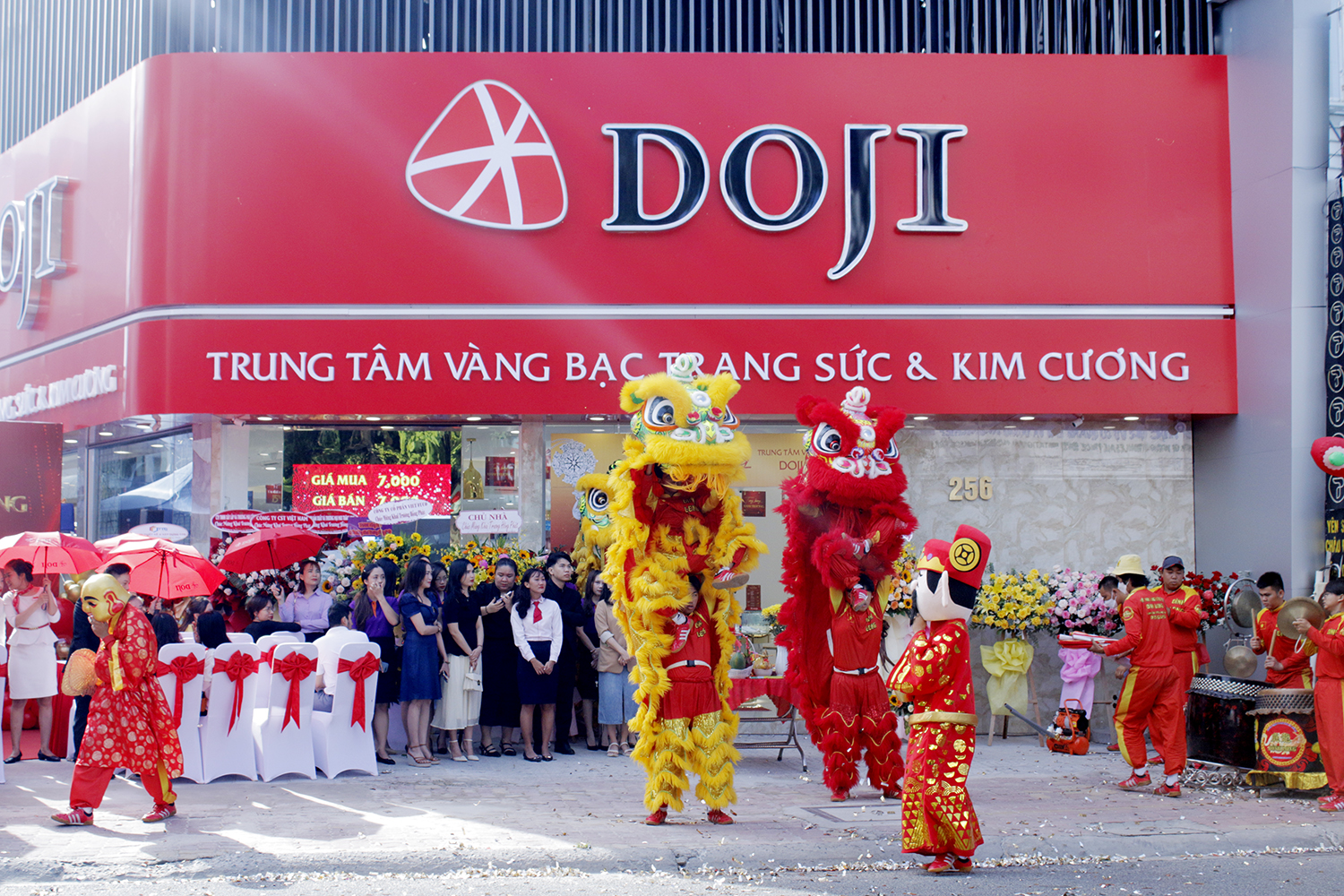 Tập đoàn Vàng bạc đá quý DOJI lễ khai trương Trung tâm Vàng bạc Trang sức và kim cương DOJI Vũng Tàu, tại số 256 Bacu (phường 3, TP. Vũng Tàu)..