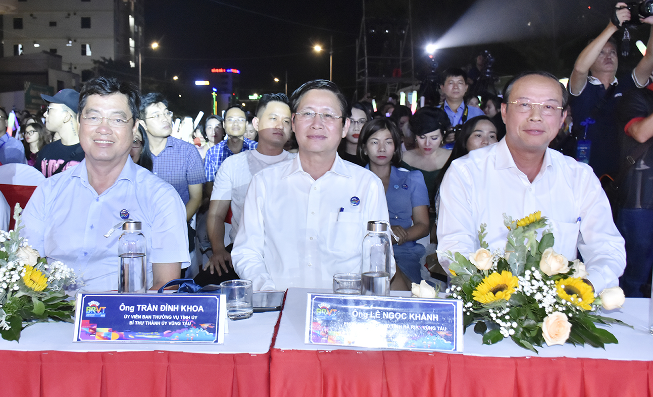 Ông Nguyễn Văn Thọ, Chủ tịch UBND tỉnh; ông Lê Ngọc Khánh, Phó Chủ tịch UBND tỉnh và ông Trần Đình Khoa, Bí thư Thành ủy Vũng Tàu dự lễ khai mạc