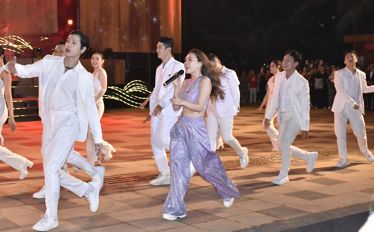 Mỹ Tâm khuấy động chương trình trong ca khúc 
