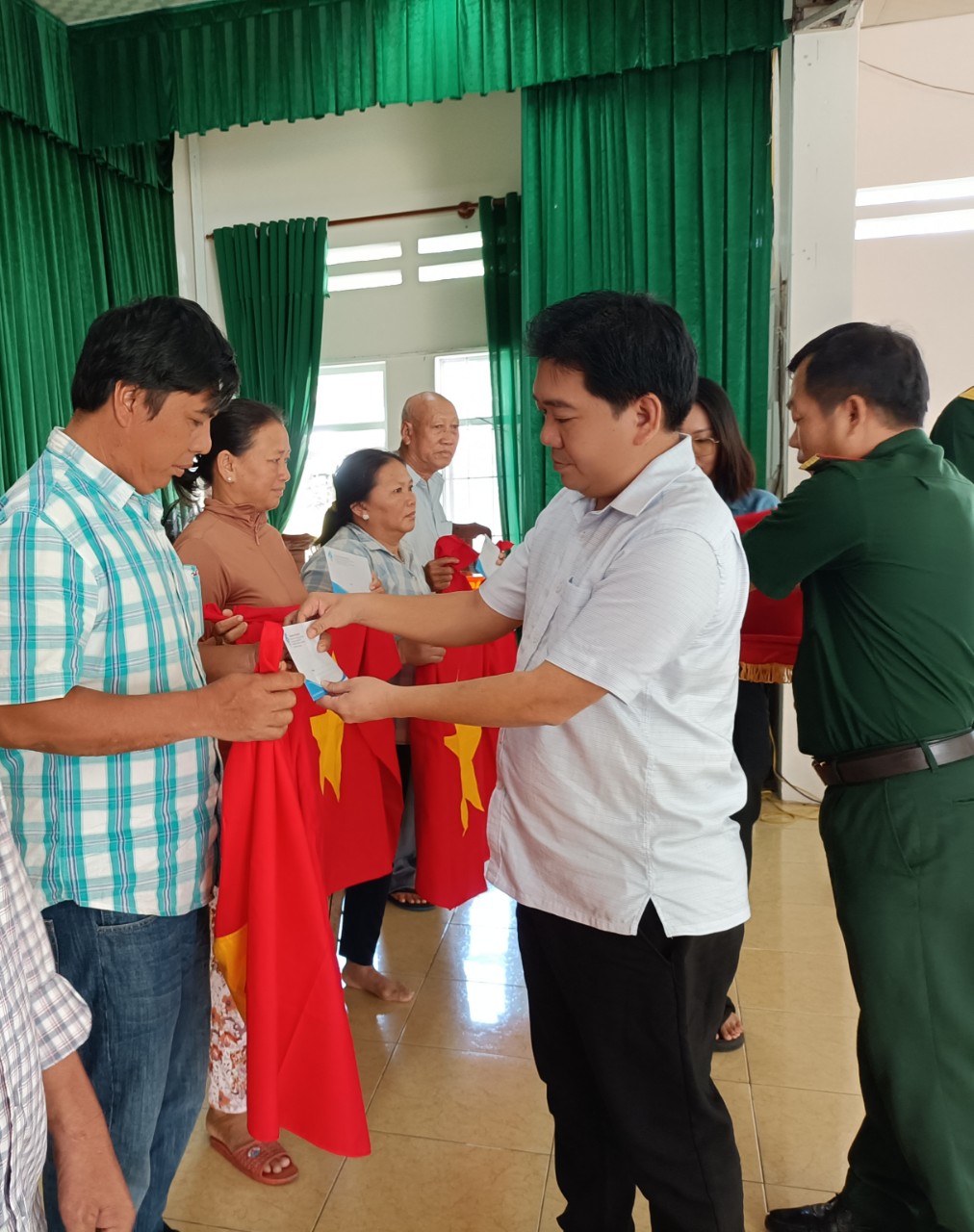 Phó Chủ tịch huyện Đất Đỏ Võ Minh Tuấn tặng quà và cờ tổ quốc cho ngư dân TT.Phước Hải sáng 18/11