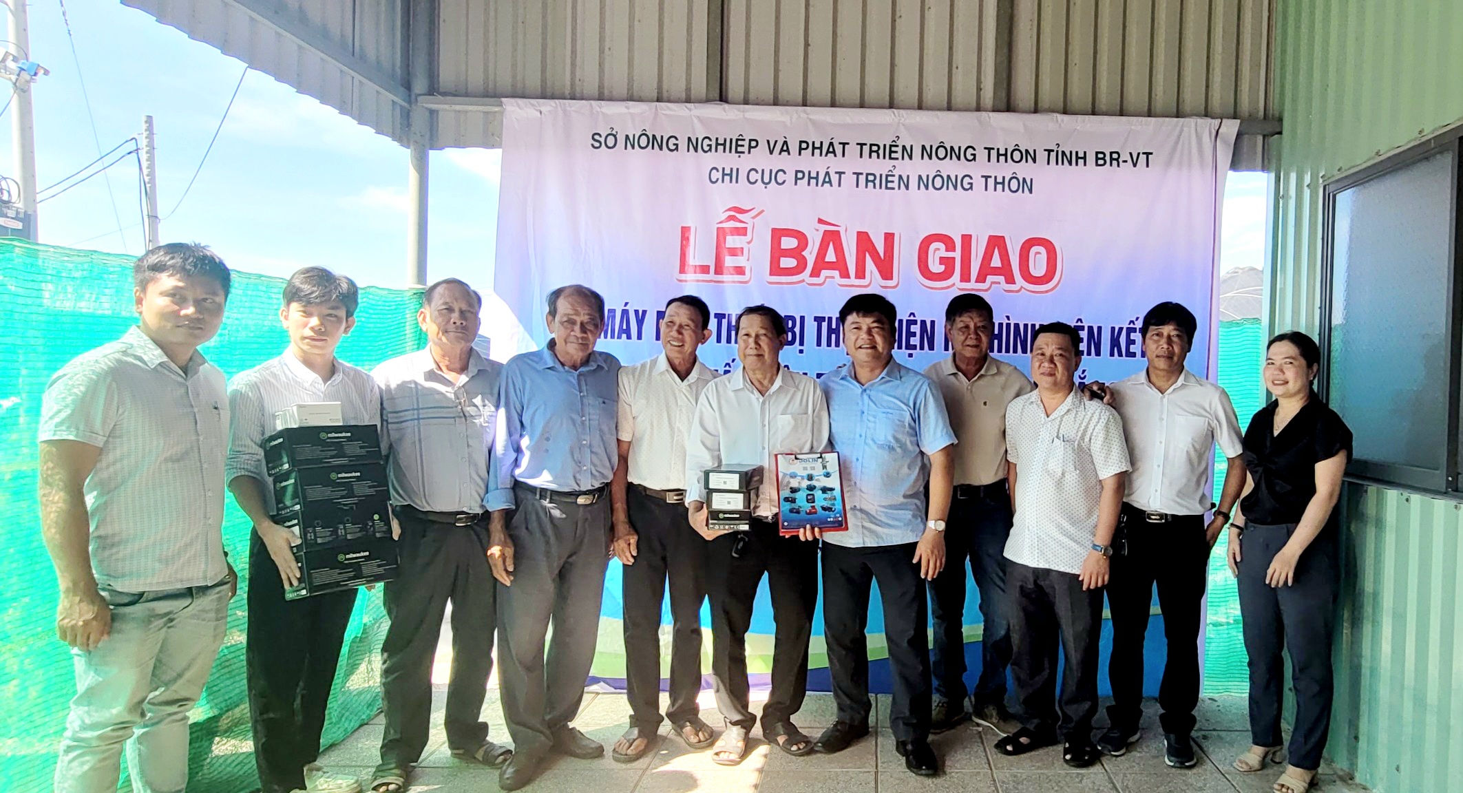 Đại diện Chi cục Phát triển nông thôn tỉnh bàn giao máy móc cho HTX Chợ Bến.