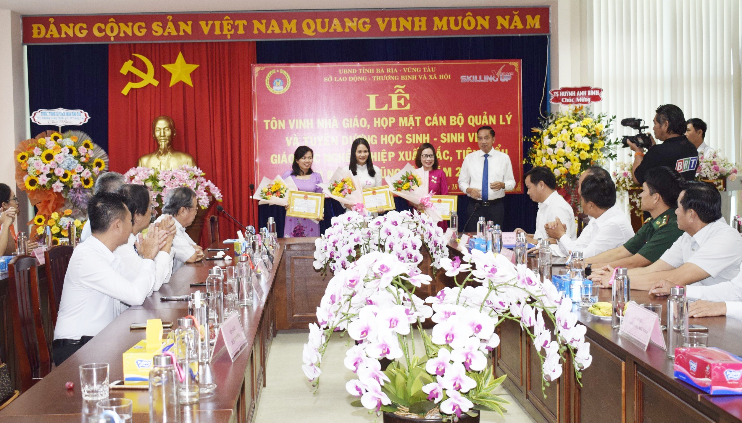Lãnh đạo Sở LĐTB&XH trao thường cho 3 Nhà giáo giáo dục nghề nghiệp xuất sắc, tiêu biểu tỉnh Bà Rịa-Vũng Tàu năm 2023