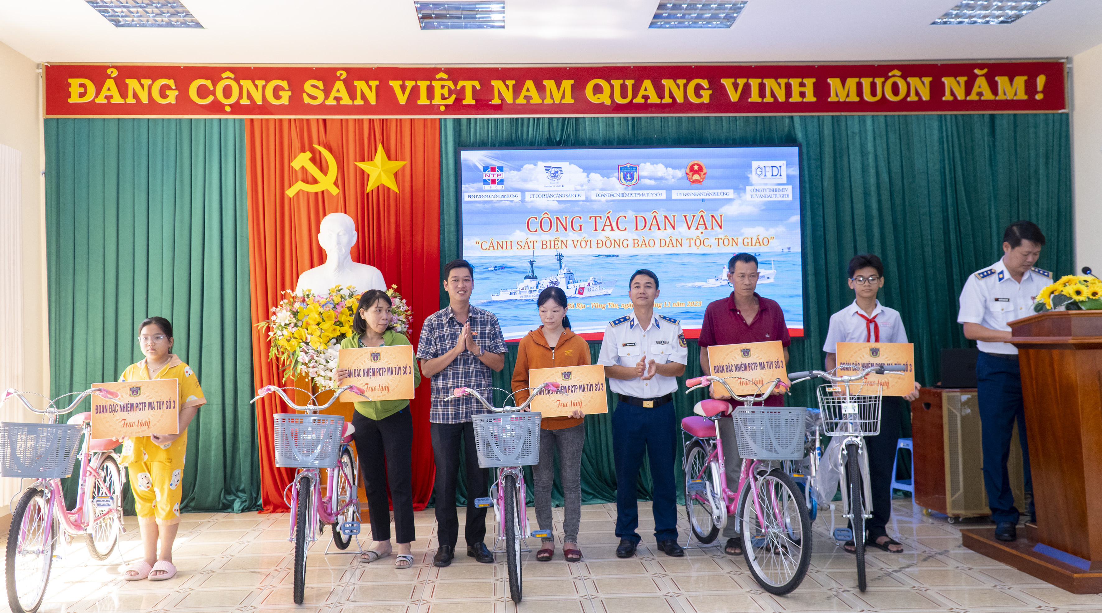 Đại diện lãnh đạo Ban Dân vận Thành ủy Vũng Tàu và Đoàn Đặc nhiệm PCTP ma tuý số 3 trao tặng xe đạp cho các HS có hoàn cảnh khó khăn.