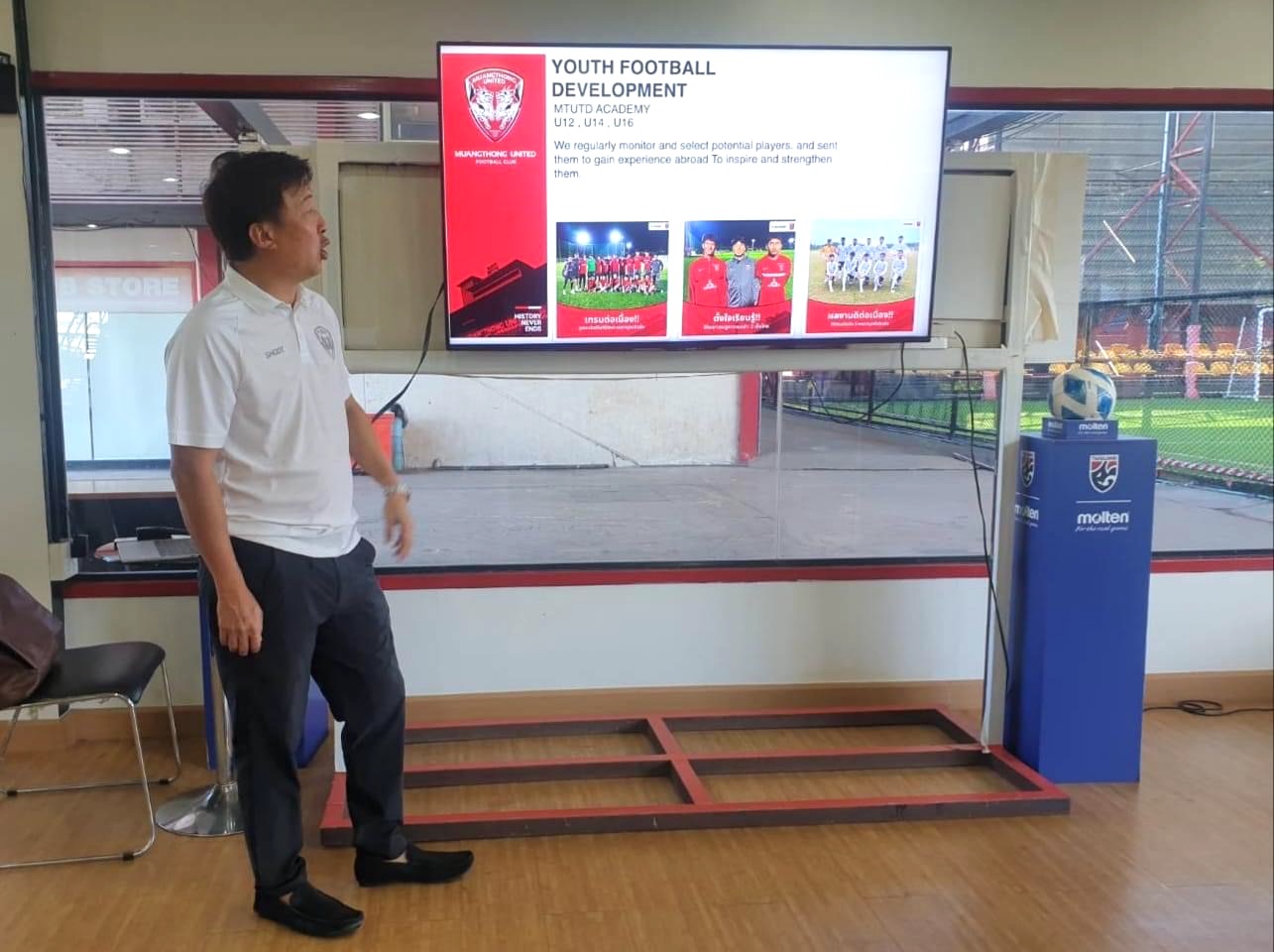 Đại diện Khu liên hợp thể thao Rajamangala (Thái Lan) chia sẻ về hoạt động của đơn vị.