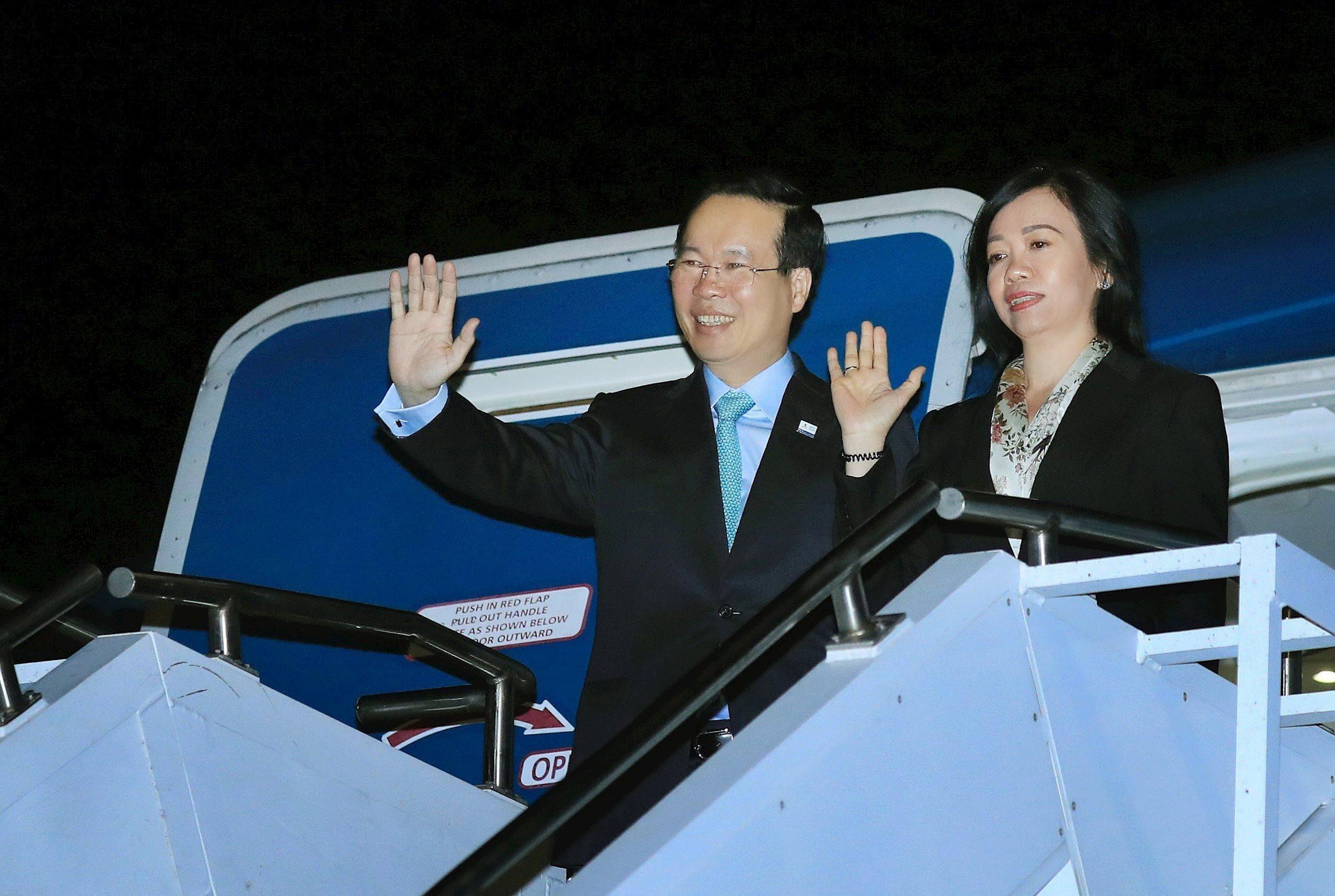 Chủ tịch nước Võ Văn Thưởng và phu nhân lên đường về nước. Ảnh: THỐNG NHẤT