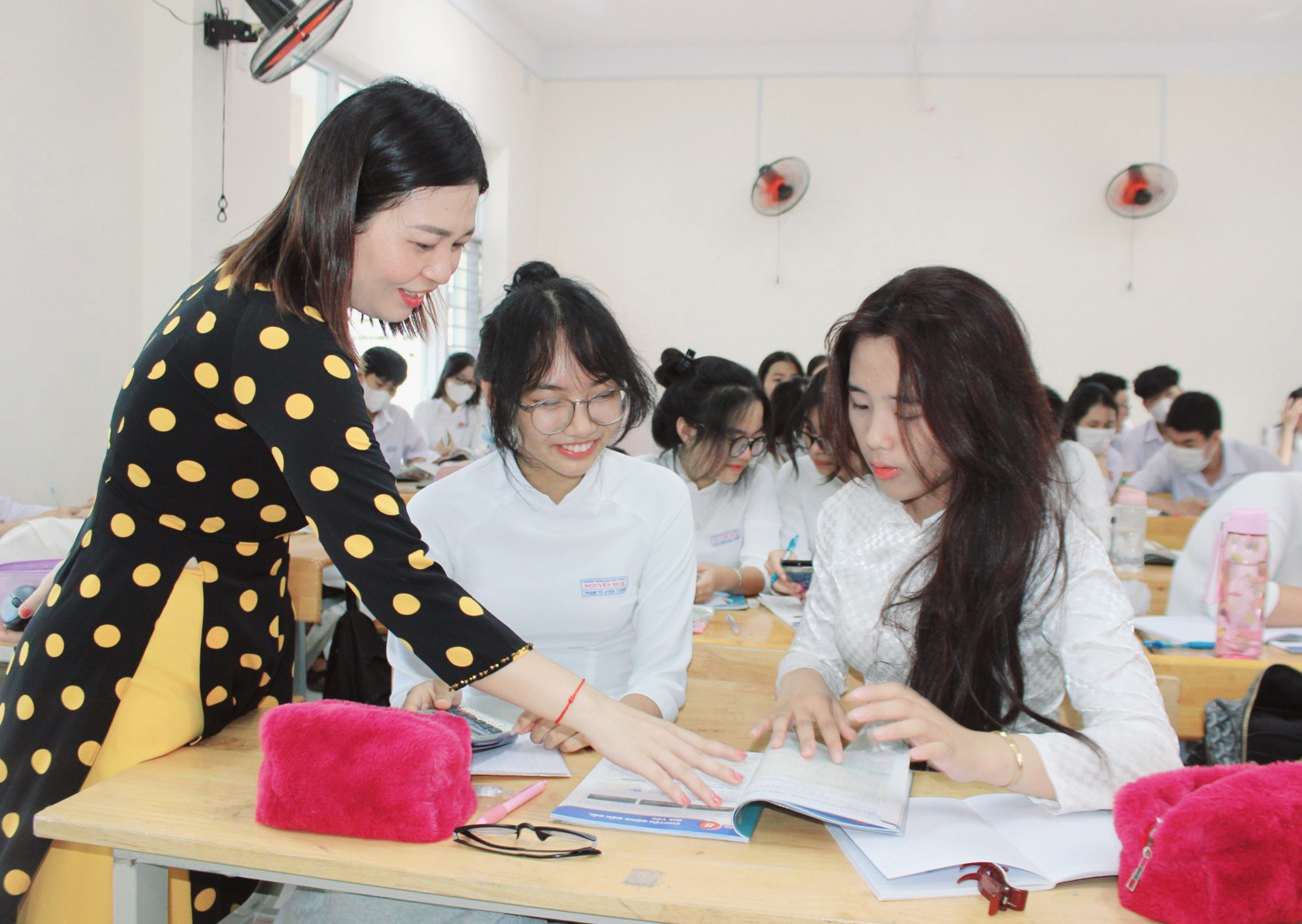 Với cô Thanh Hải, mỗi tiết học không chỉ là thời gian để truyền thụ kiến thức cho HS mà còn là cơ hội để cô và trò thêm gắn bó.