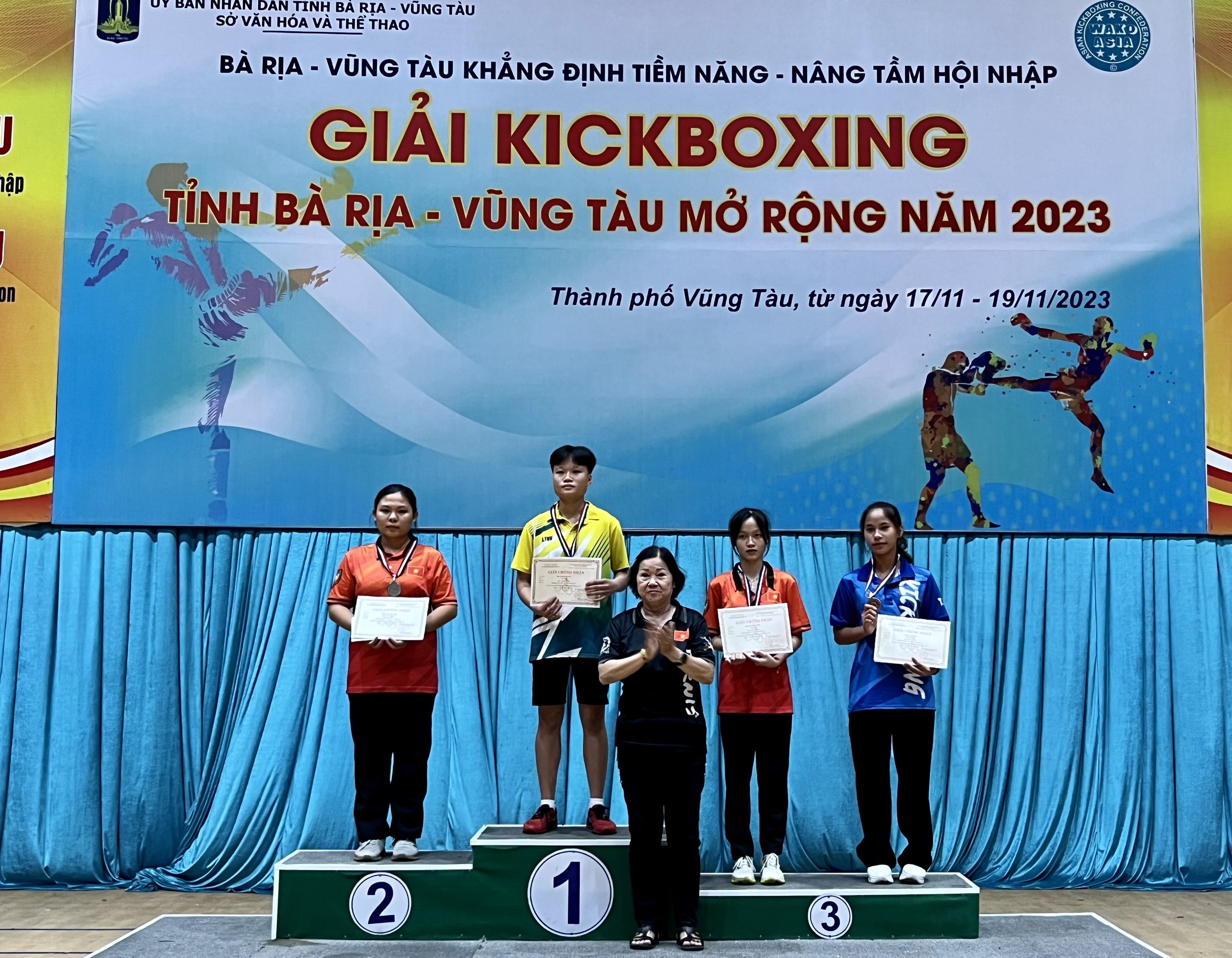 BTC trao giải cho các VĐV.