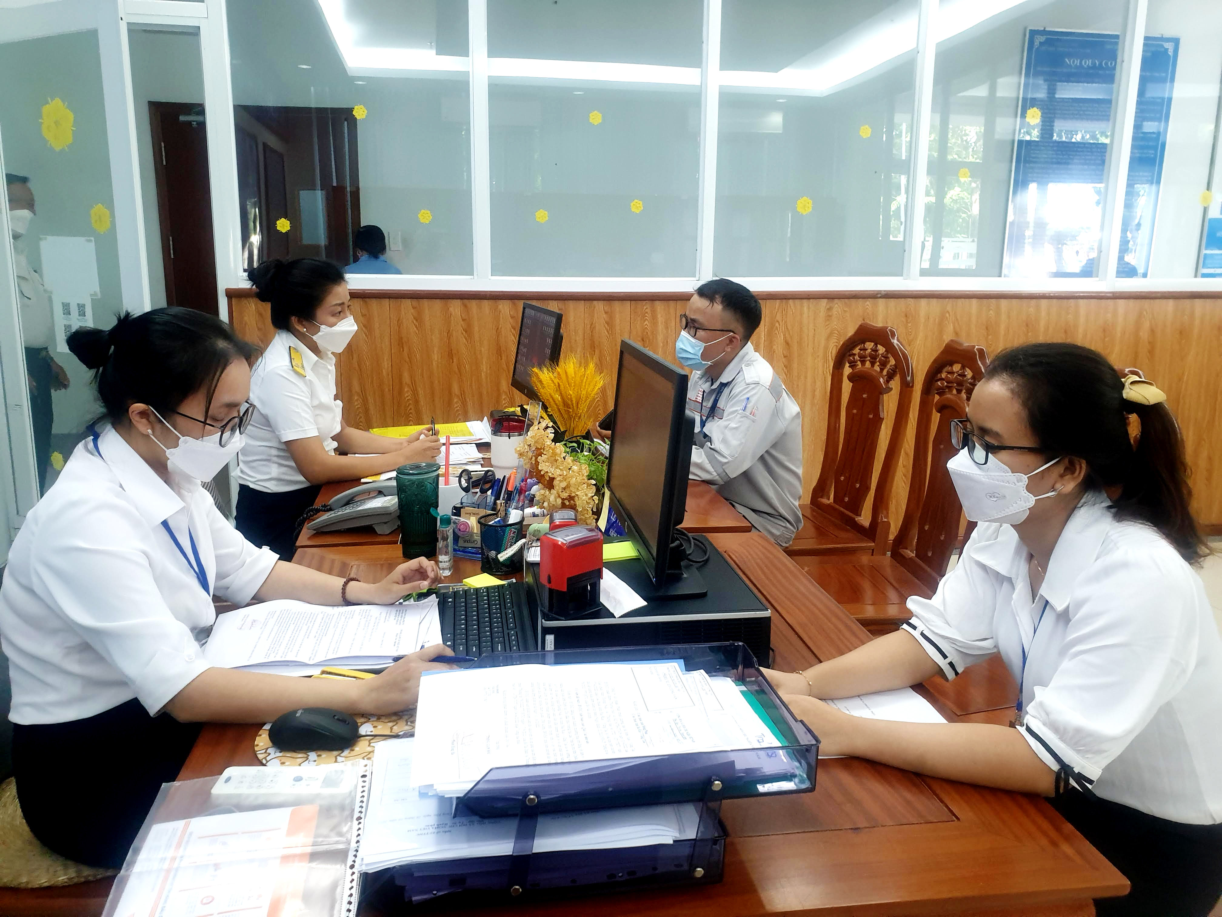 Người nộp thuế làm thủ tục thuế tại bộ phận một cửa Cục Thuế tỉnh. Ảnh: PHAN HÀ
