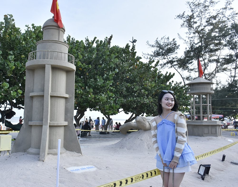 Du khách check in khu tượng cát với 5 cụm mô hình gồm: Nhà Tròn, ngọn hải đăng, rùa biển Côn Đảo, Bạch Dinh,  ghe-thuyền thúng.