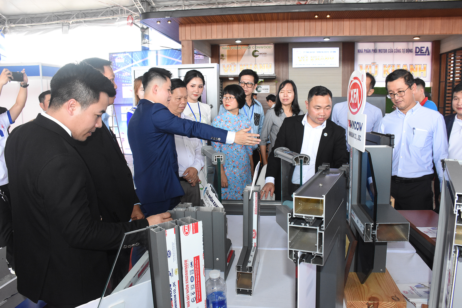 Lãnh đạo các sở, ngành, địa phương tham quan các gian hàng triển lãm ngành cửa.