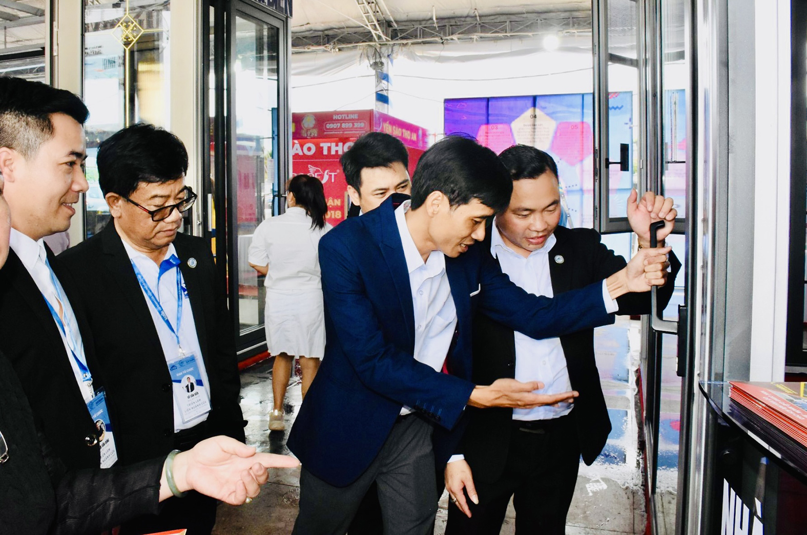 Ông Nguyễn Thanh Sơn, Giám đốc Công ty CP kỹ thuật cửa Huynh Đệ giới thiệu sản phẩm cửa do công ty sản xuất.