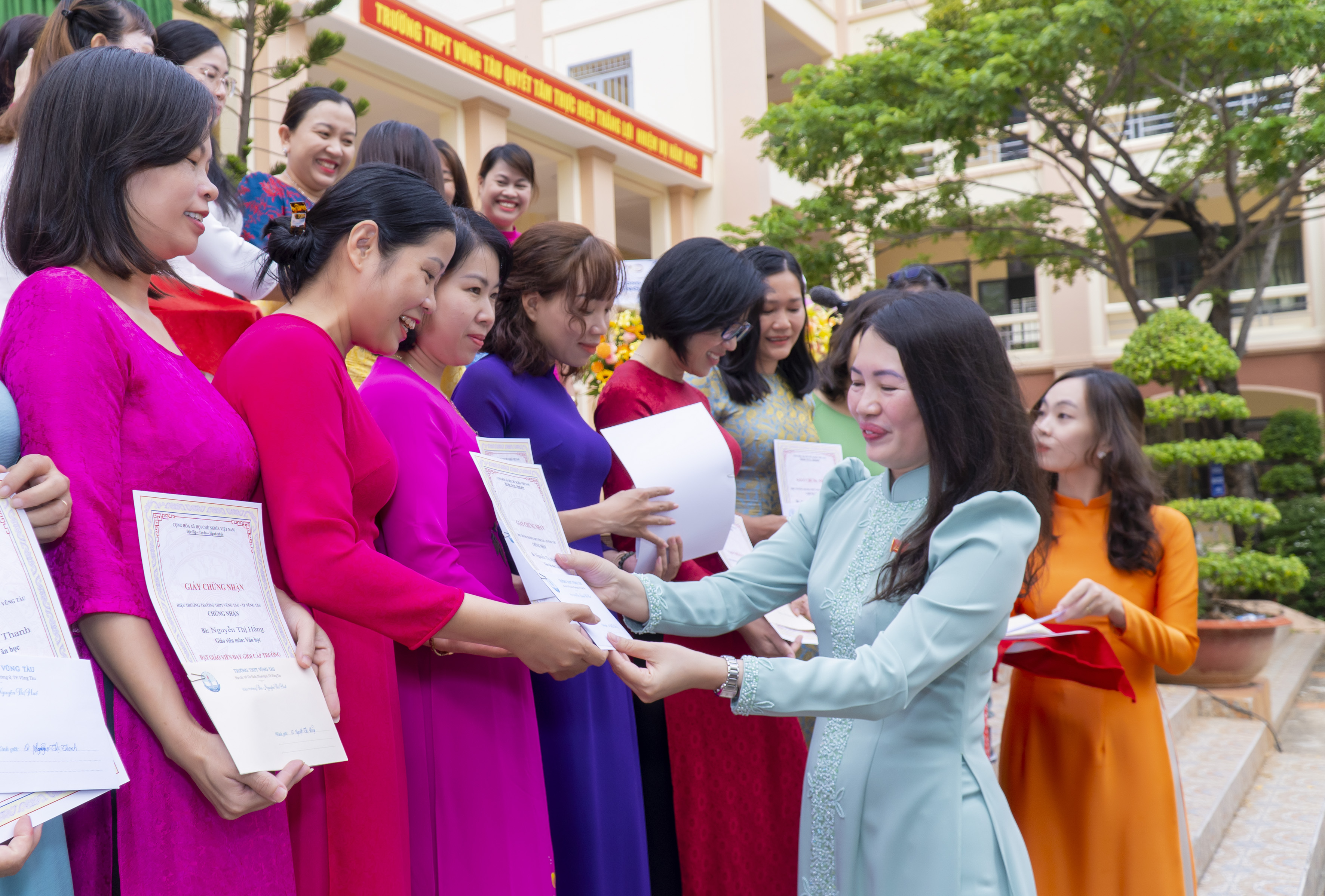 Cô Nguyễn Thị Huế, Hiệu trưởng Trường THPT Vũng Tàu trao Giấy Chứng nhận Giáo viên dạy giỏi cấp trường cho các thầy, cô giáo.