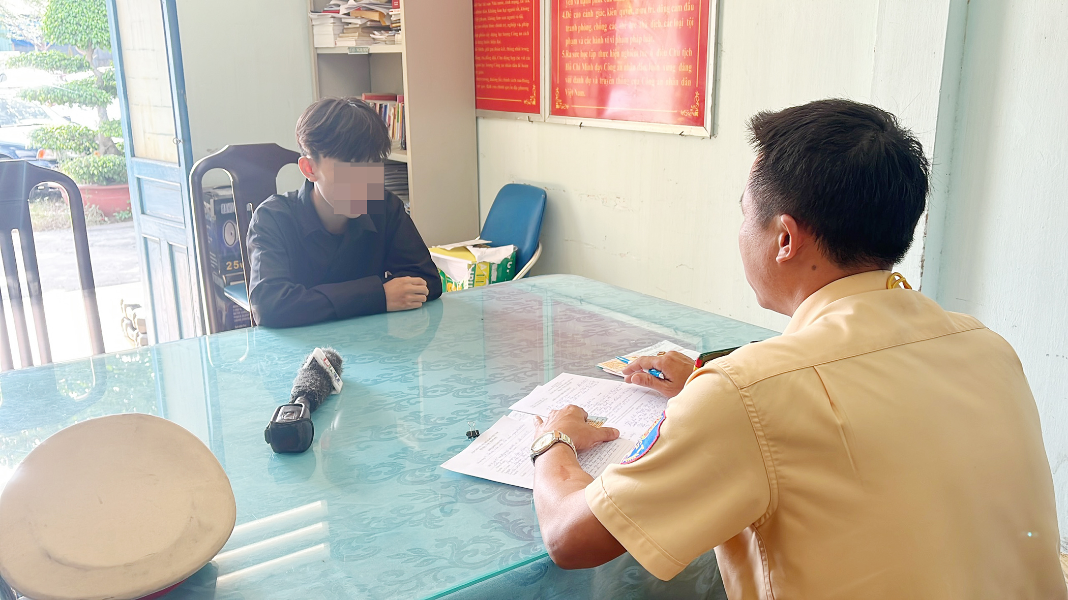 Cơ quan công an làm việc với A.T.