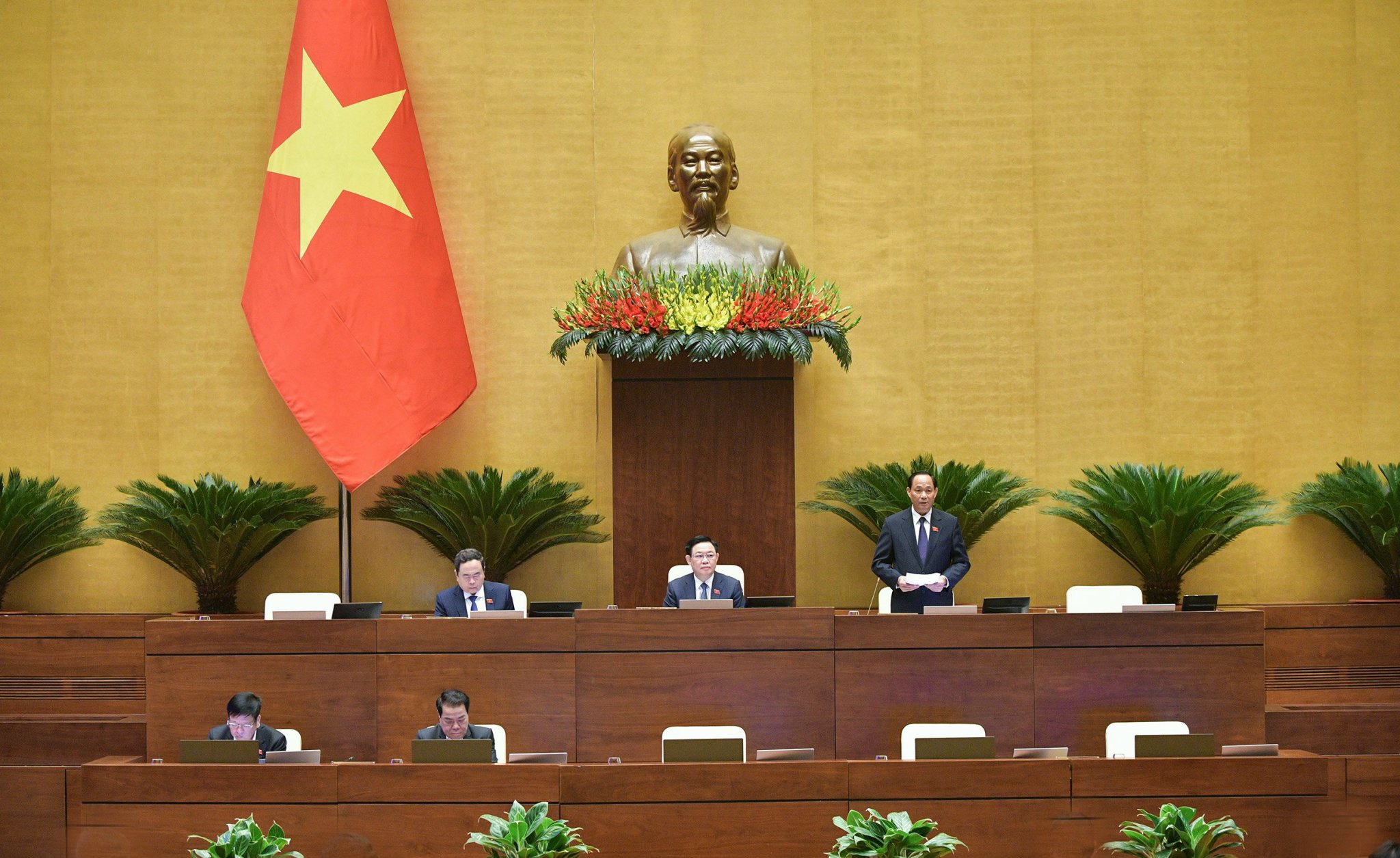 Phó Chủ tịch Quốc hội Trần Quang Phương điều hành phiên họp 