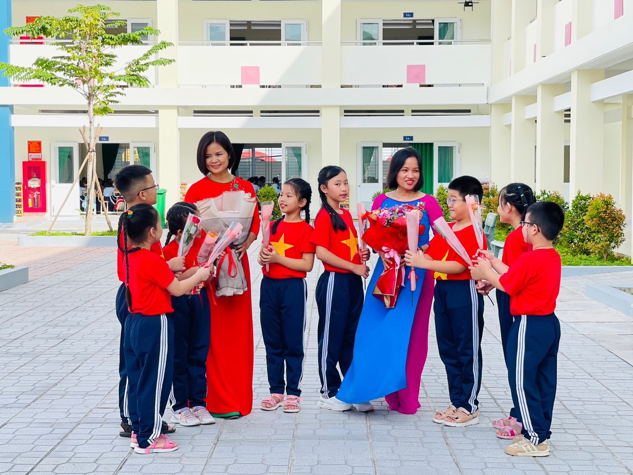 Những năm qua, đội ngũ nhà giáo không ngừng được củng cố, phát triển về cả số lượng và chất lượng. Trong ảnh: Cô và trò Trường TH Lưu Chí Hiếu (TP. Vũng Tàu).