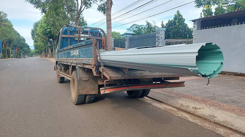 Xe tải chở tôn “thò” ra ngoài hơn 2m lưu thông trên đường DT52, đoạn qua xã Long Tân bị tổ CSGT của Đội CSGT-TT Công an huyện Long Điền kiểm tra, xử lý.